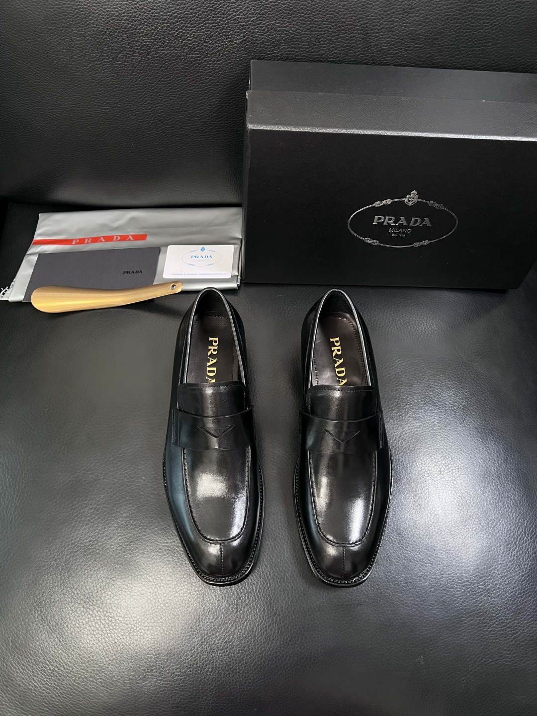PRADA  高品质  顶级工艺品 普拉达 皮鞋专柜同步 原厂配置，意大利进口原版牛皮面料，透气舒适进口