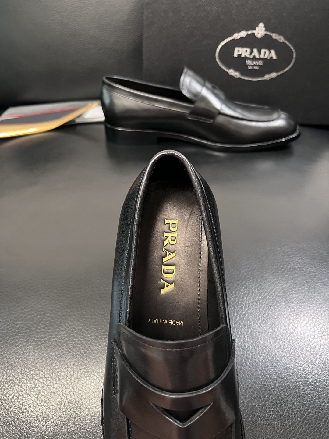 PRADA  高品质  顶级工艺品 普拉达 皮鞋专柜同步 原厂配置，意大利进口原版牛皮面料，透气舒适进口
