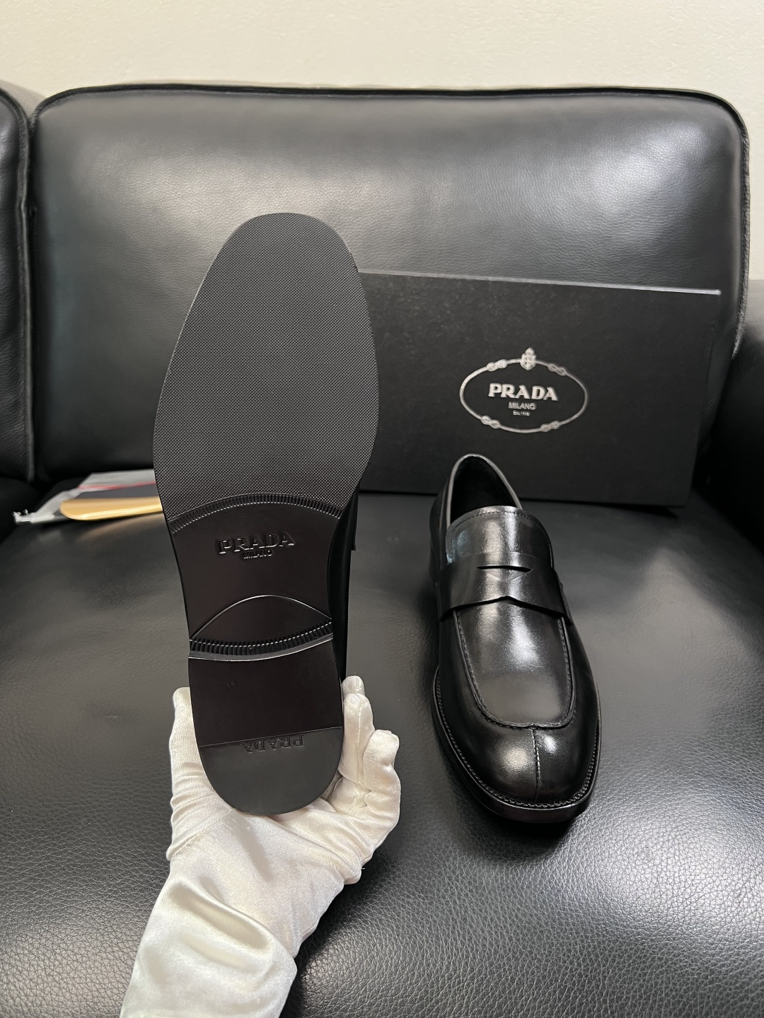 PRADA  高品质  顶级工艺品 普拉达 皮鞋专柜同步 原厂配置，意大利进口原版牛皮面料，透气舒适进口