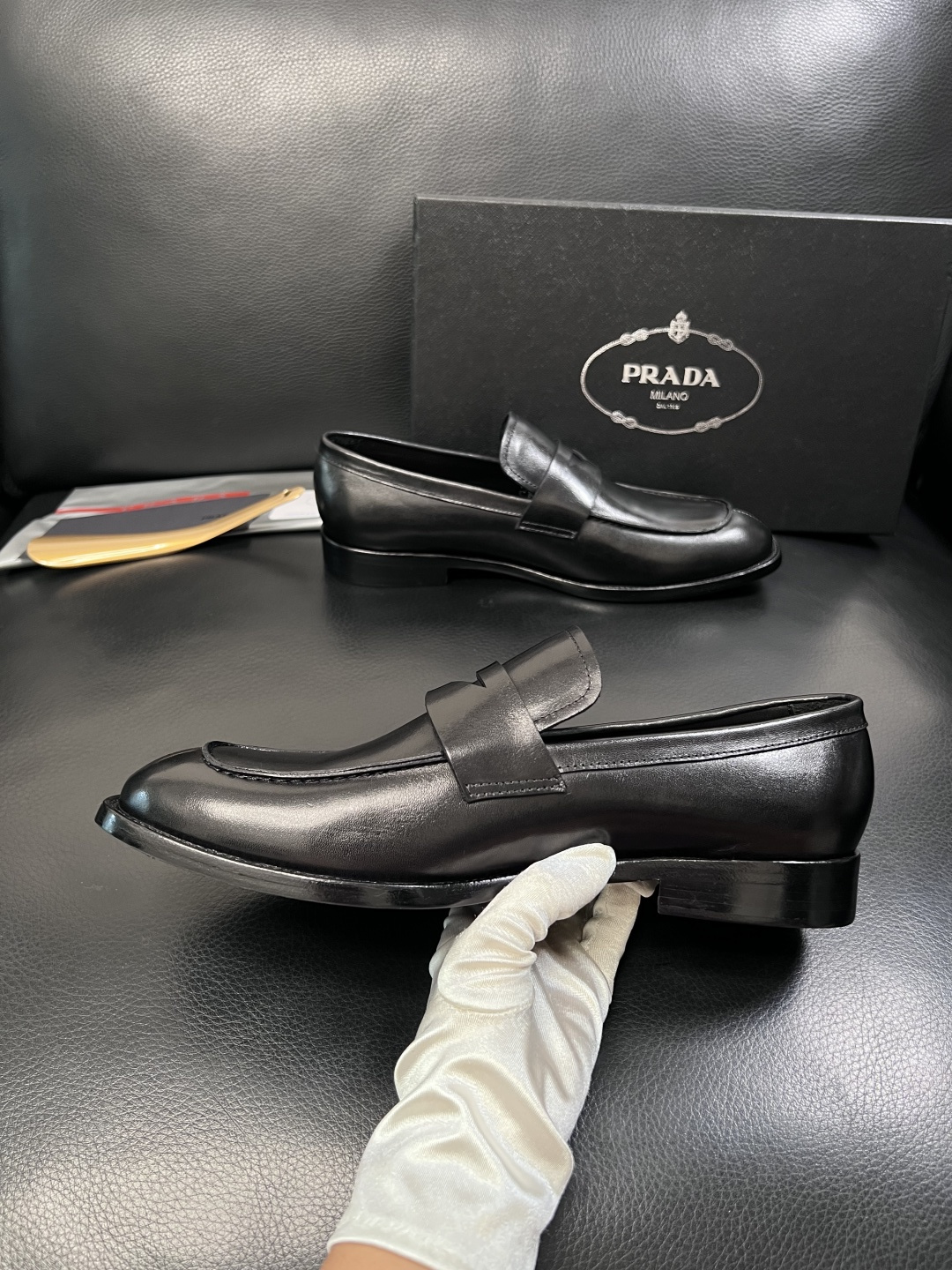 PRADA  高品质  顶级工艺品 普拉达 皮鞋专柜同步 原厂配置，意大利进口原版牛皮面料，透气舒适进口