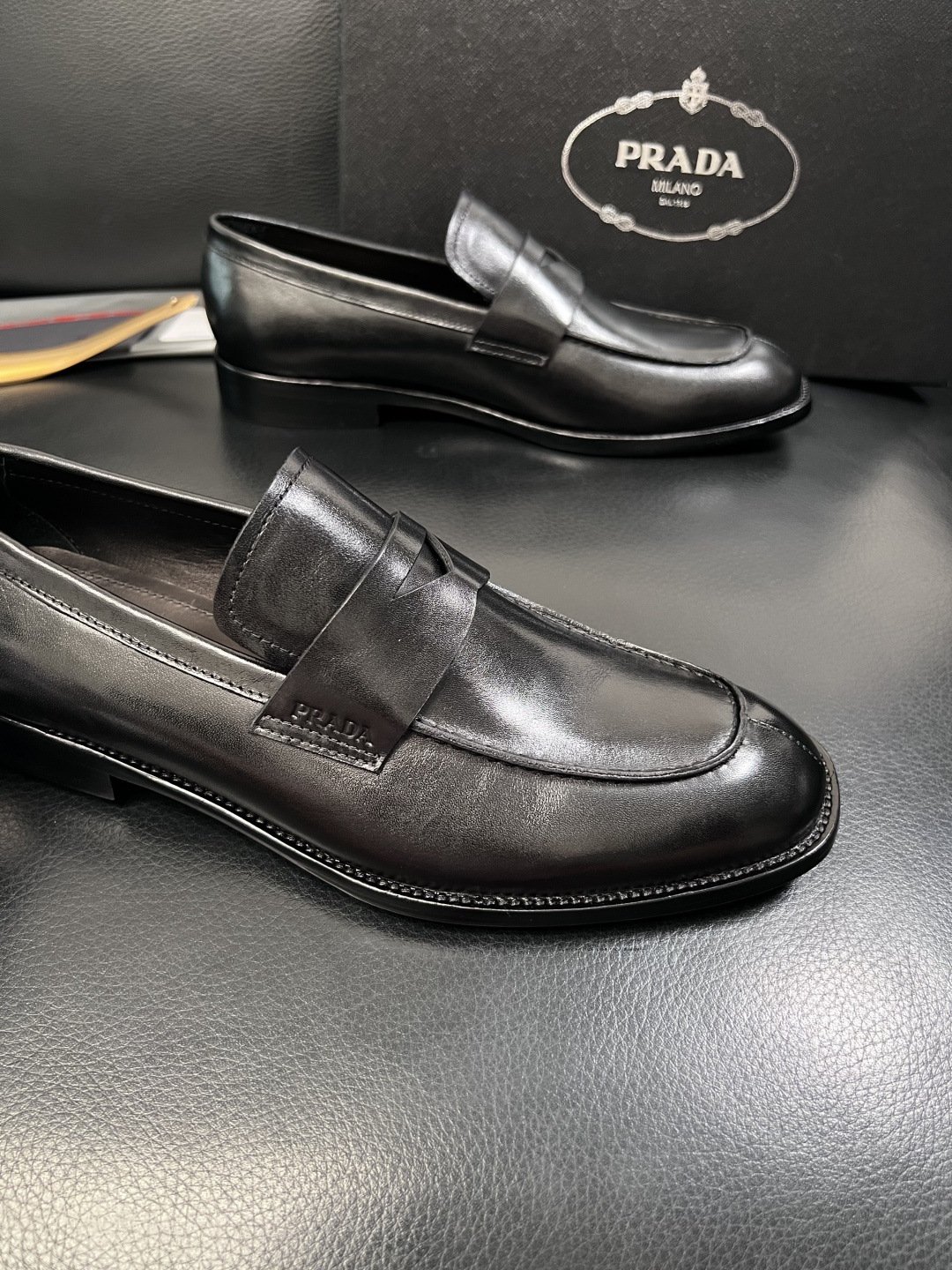 PRADA  高品质  顶级工艺品 普拉达 皮鞋专柜同步 原厂配置，意大利进口原版牛皮面料，透气舒适进口