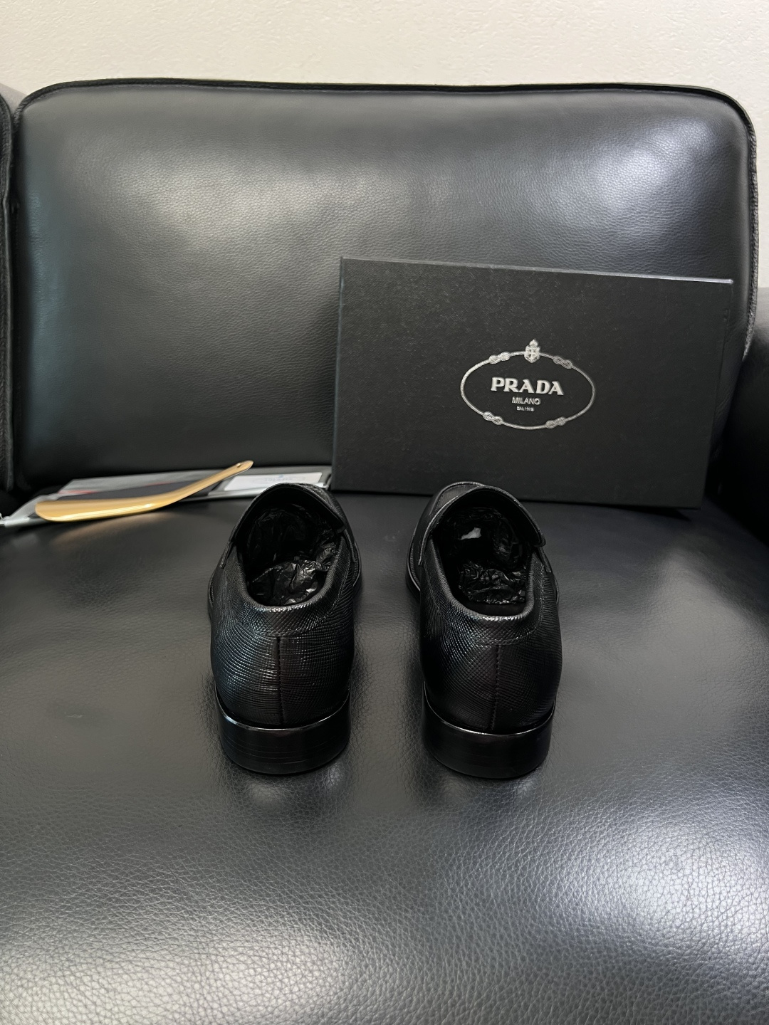 PRADA  高品质  顶级工艺品 普拉达 皮鞋专柜同步 原厂配置，意大利进口原版牛皮面料，透气舒适进口