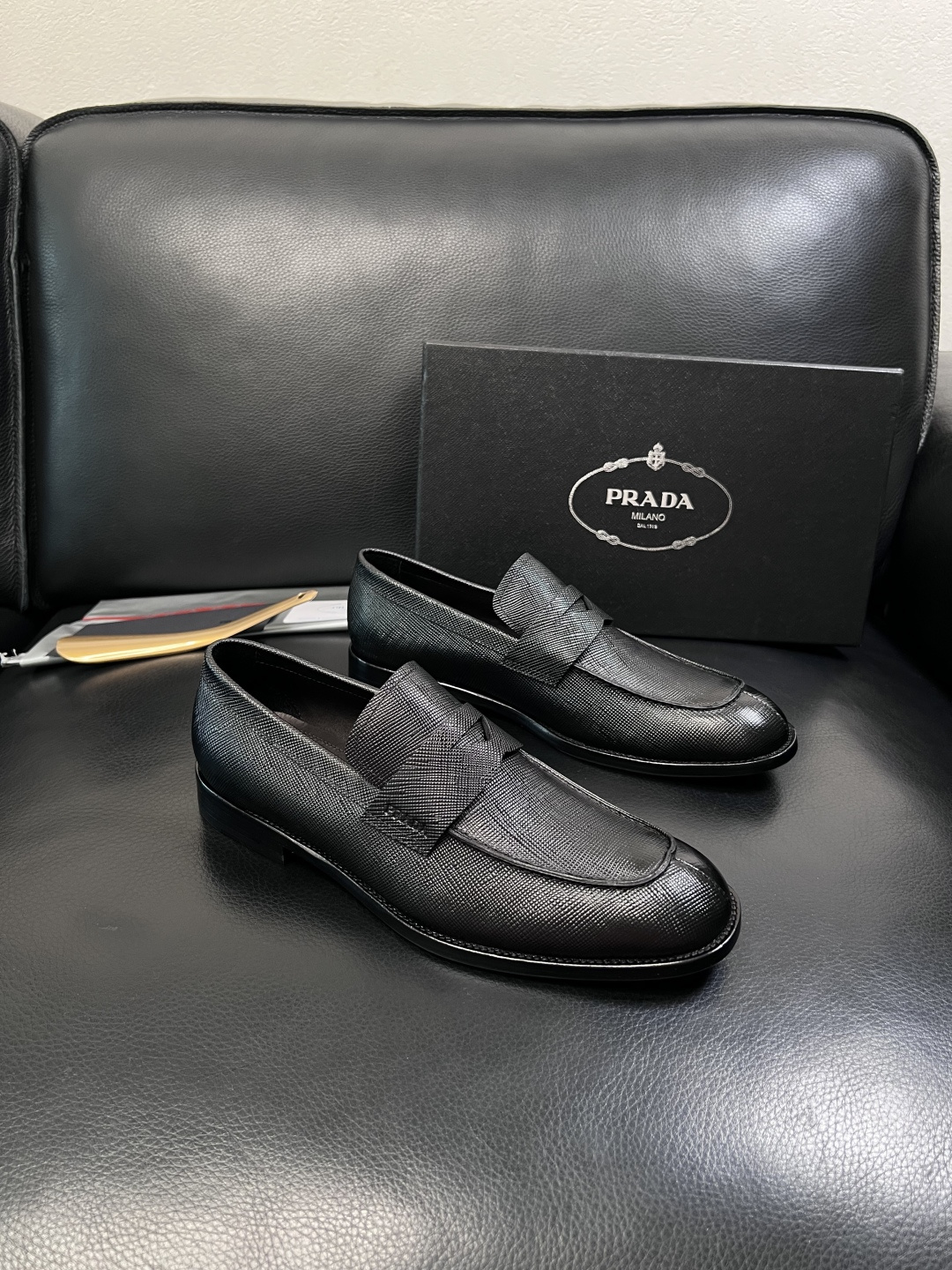 PRADA  高品质  顶级工艺品 普拉达 皮鞋专柜同步 原厂配置，意大利进口原版牛皮面料，透气舒适进口
