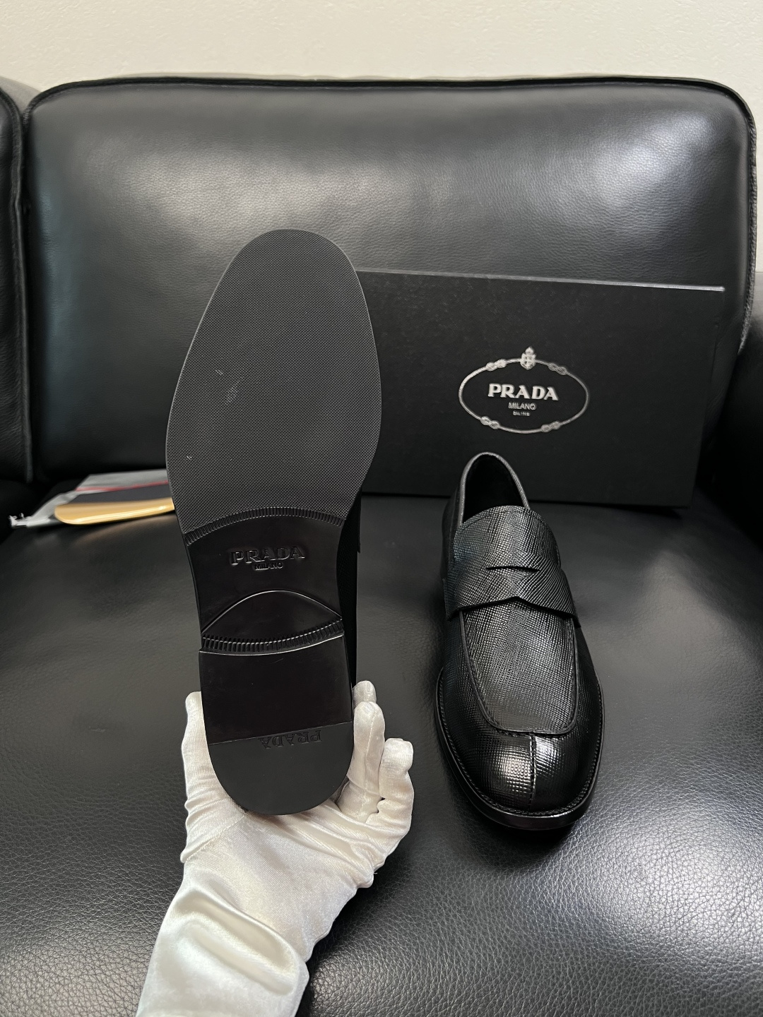 PRADA  高品质  顶级工艺品 普拉达 皮鞋专柜同步 原厂配置，意大利进口原版牛皮面料，透气舒适进口