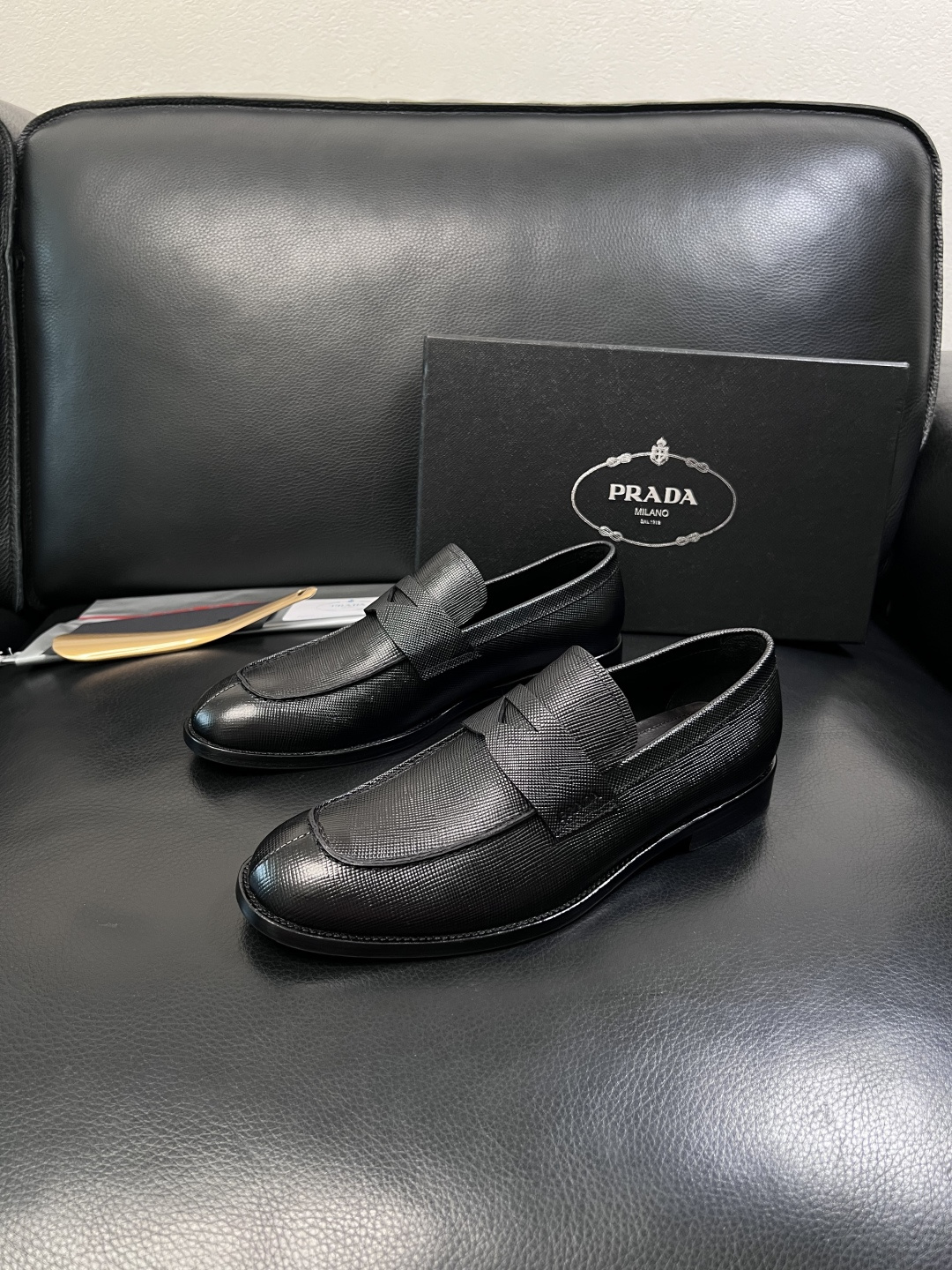 PRADA  高品质  顶级工艺品 普拉达 皮鞋专柜同步 原厂配置，意大利进口原版牛皮面料，透气舒适进口