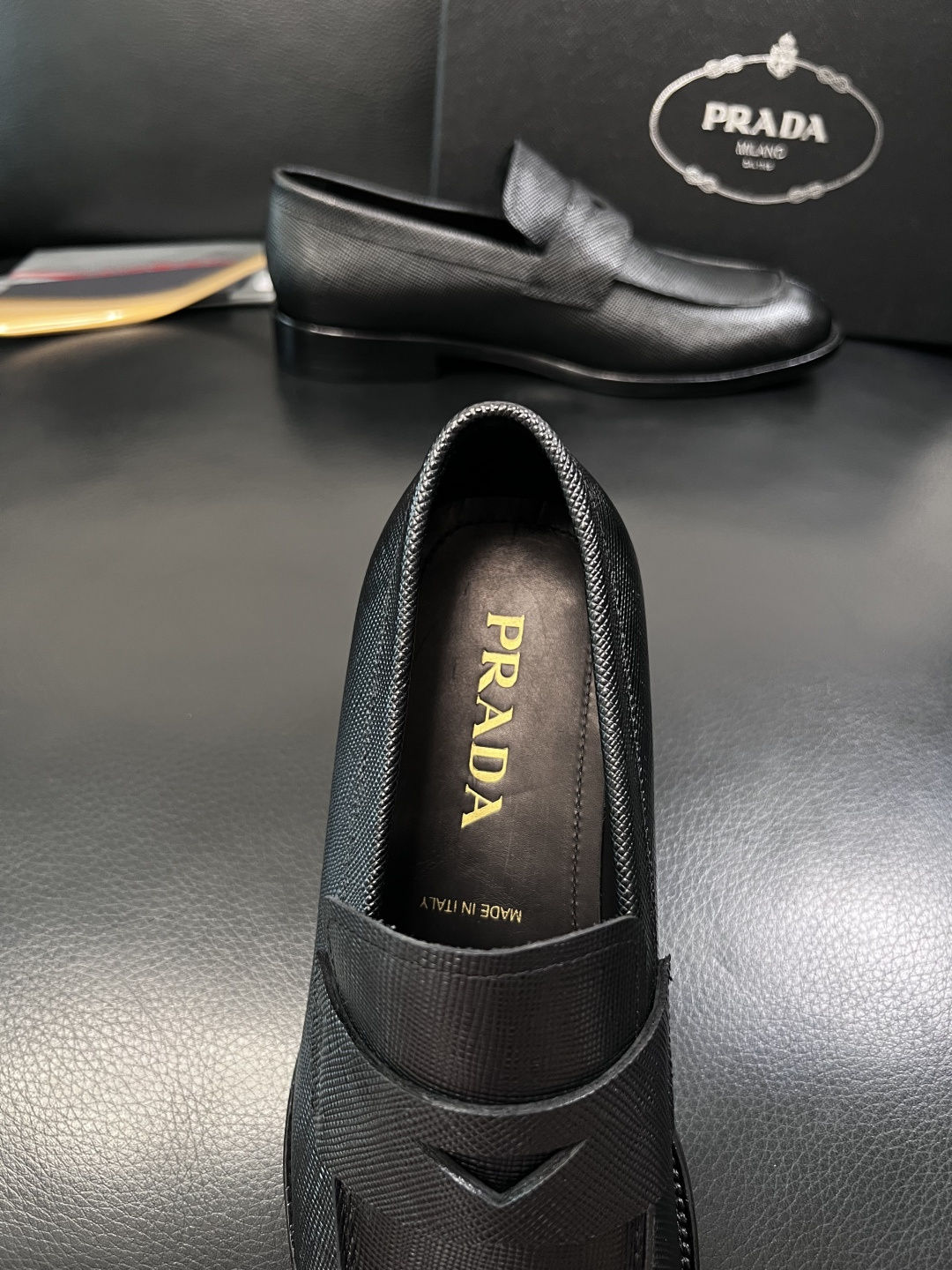 PRADA  高品质  顶级工艺品 普拉达 皮鞋专柜同步 原厂配置，意大利进口原版牛皮面料，透气舒适进口