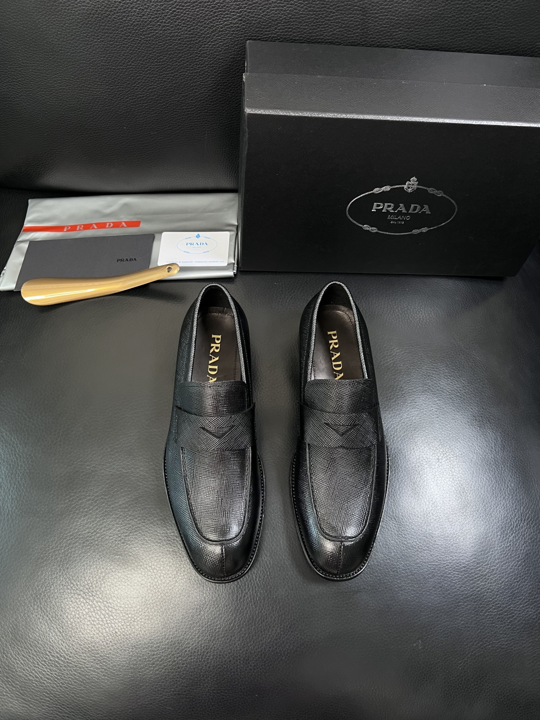 PRADA  高品质  顶级工艺品 普拉达 皮鞋专柜同步 原厂配置，意大利进口原版牛皮面料，透气舒适进口