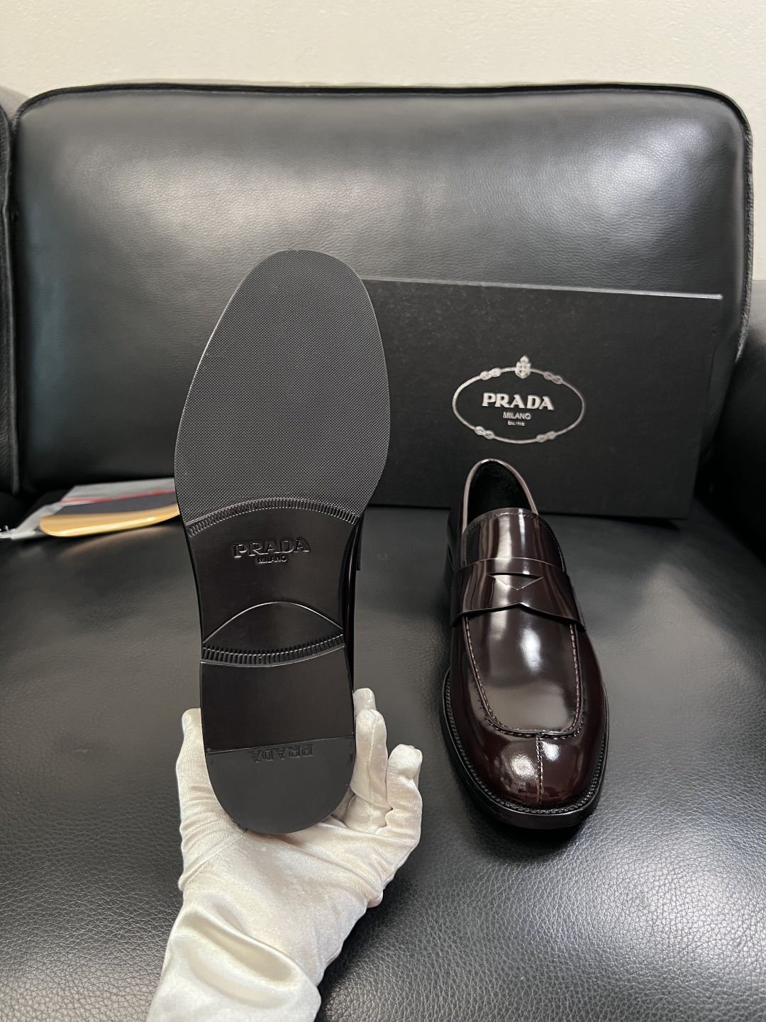 PRADA  高品质  顶级工艺品 普拉达 皮鞋专柜同步 原厂配置，意大利进口原版牛皮面料，透气舒适进口