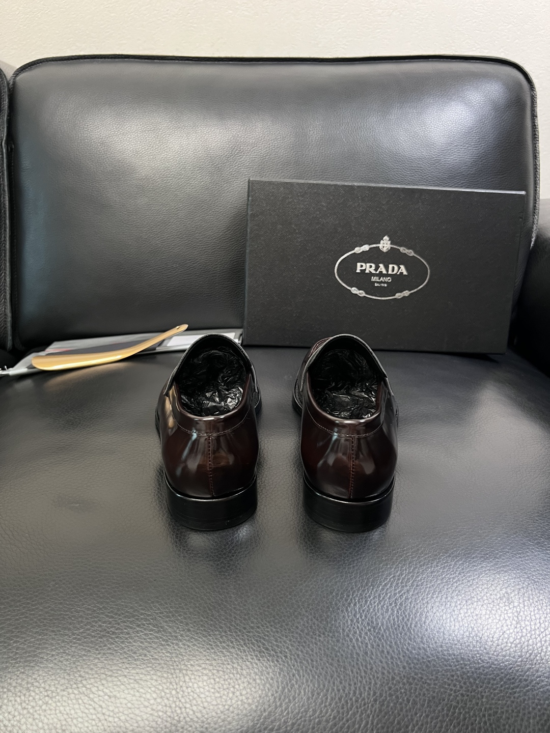 PRADA  高品质  顶级工艺品 普拉达 皮鞋专柜同步 原厂配置，意大利进口原版牛皮面料，透气舒适进口