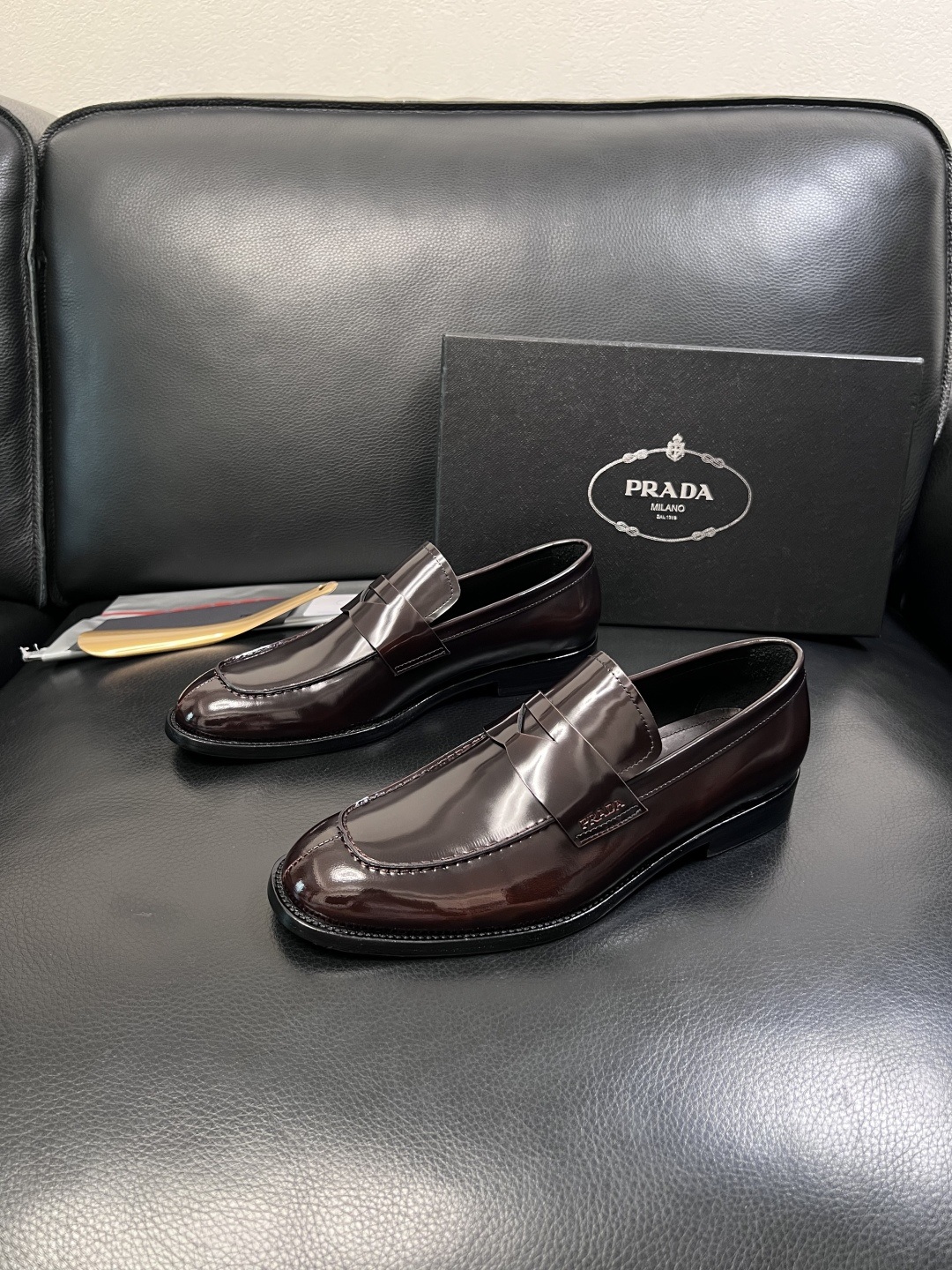 PRADA  高品质  顶级工艺品 普拉达 皮鞋专柜同步 原厂配置，意大利进口原版牛皮面料，透气舒适进口