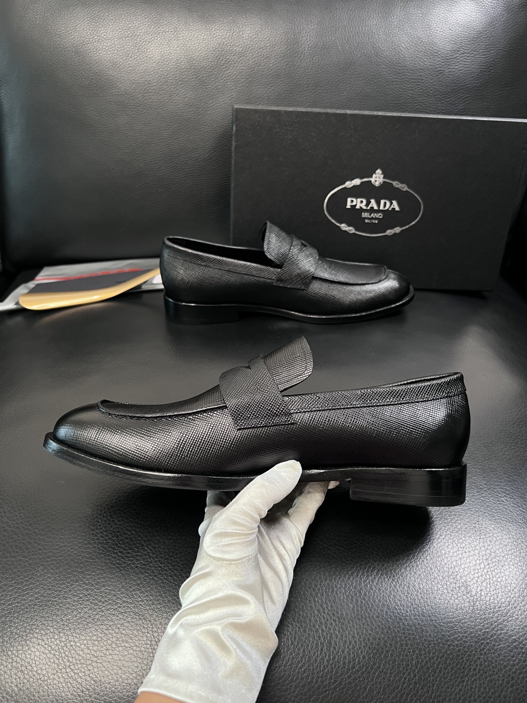 PRADA  高品质  顶级工艺品 普拉达 皮鞋专柜同步 原厂配置，意大利进口原版牛皮面料，透气舒适进口