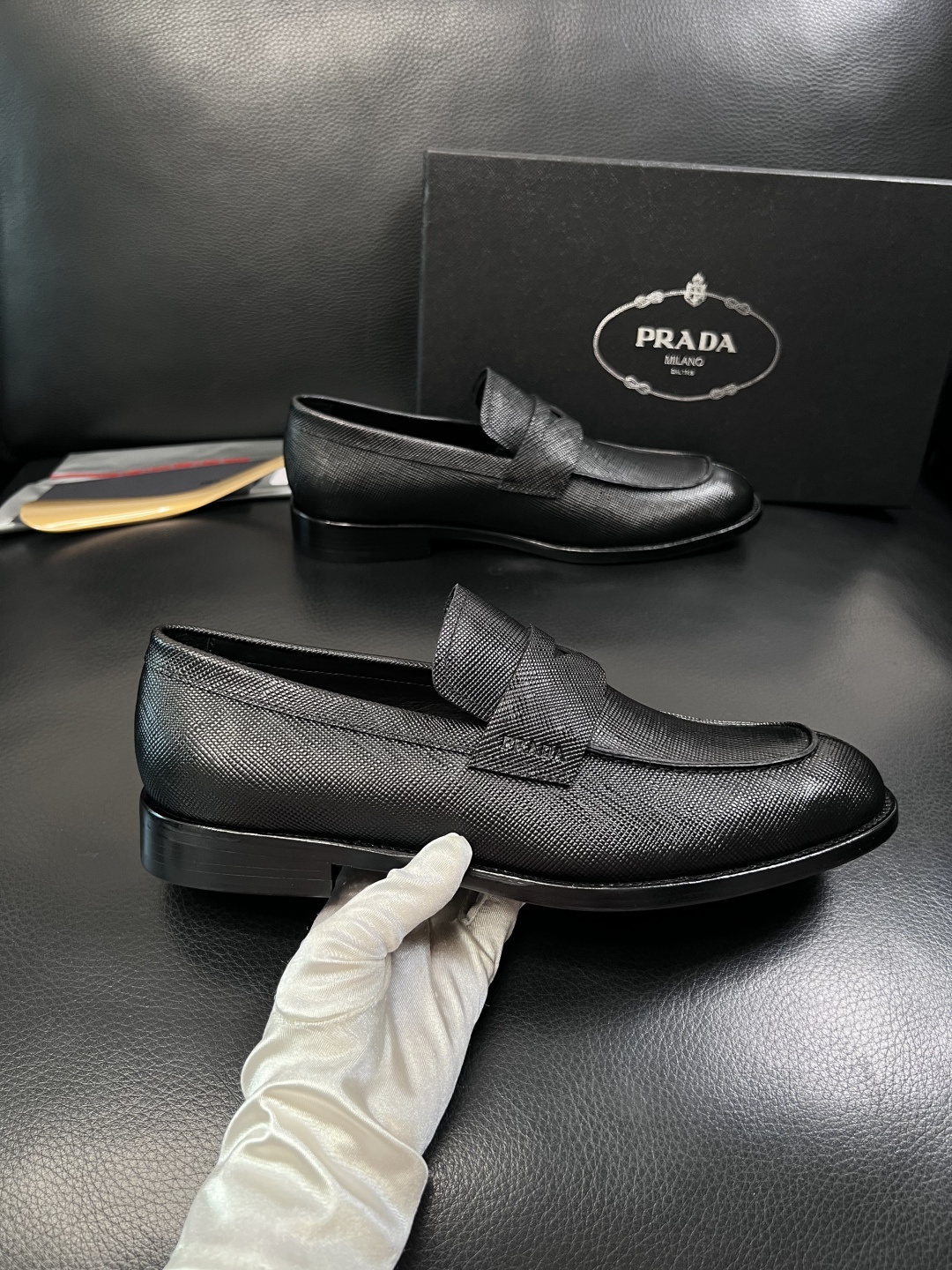 PRADA  高品质  顶级工艺品 普拉达 皮鞋专柜同步 原厂配置，意大利进口原版牛皮面料，透气舒适进口