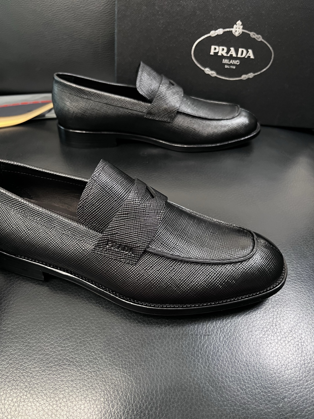PRADA  高品质  顶级工艺品 普拉达 皮鞋专柜同步 原厂配置，意大利进口原版牛皮面料，透气舒适进口