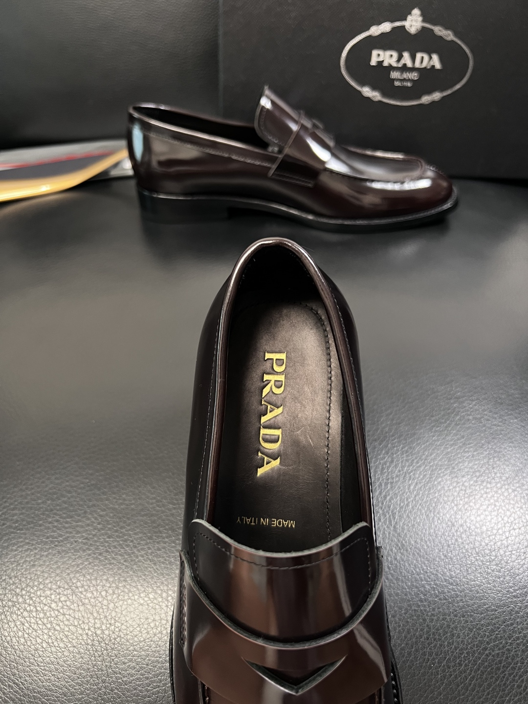 PRADA  高品质  顶级工艺品 普拉达 皮鞋专柜同步 原厂配置，意大利进口原版牛皮面料，透气舒适进口