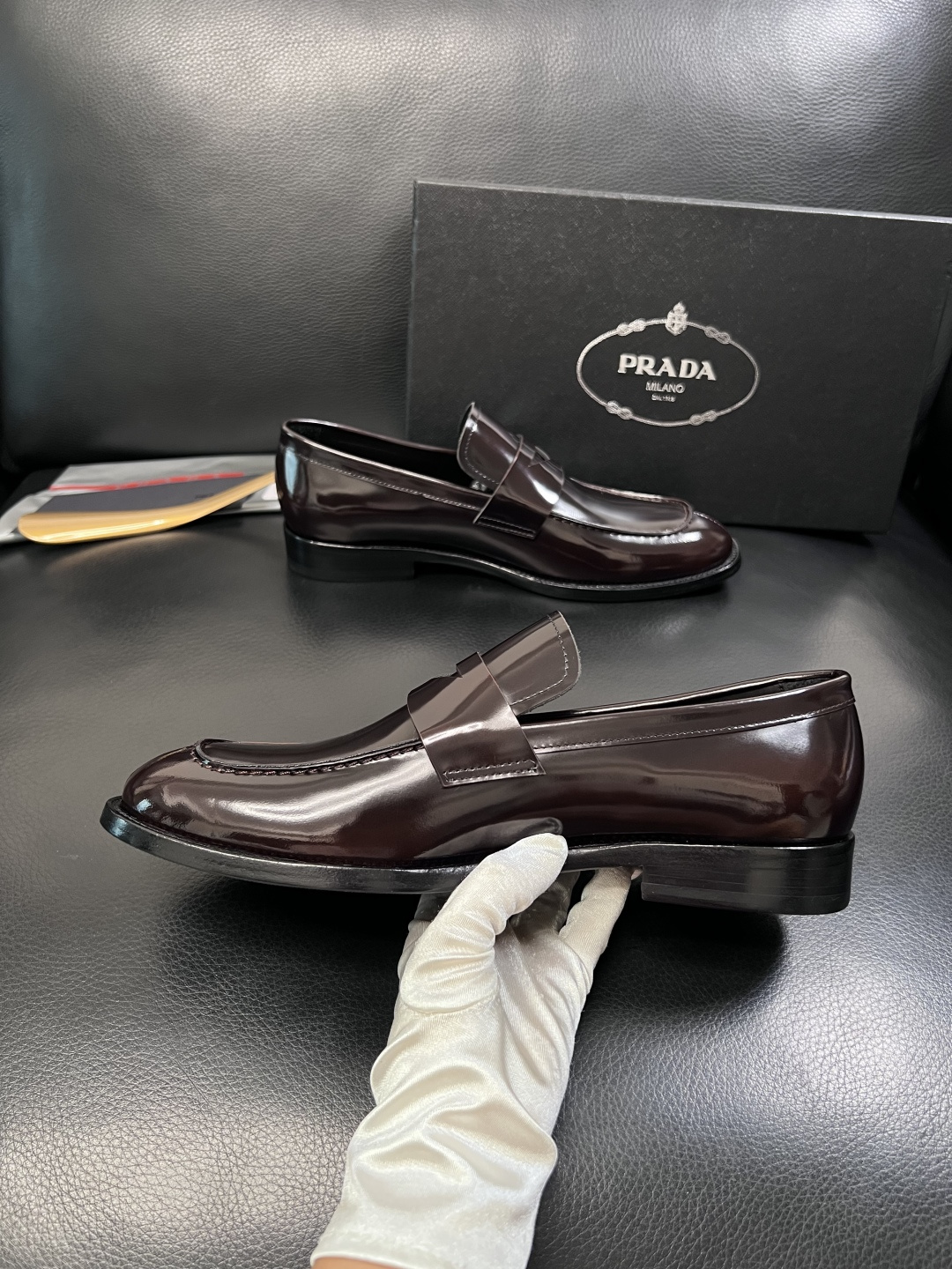 PRADA  高品质  顶级工艺品 普拉达 皮鞋专柜同步 原厂配置，意大利进口原版牛皮面料，透气舒适进口