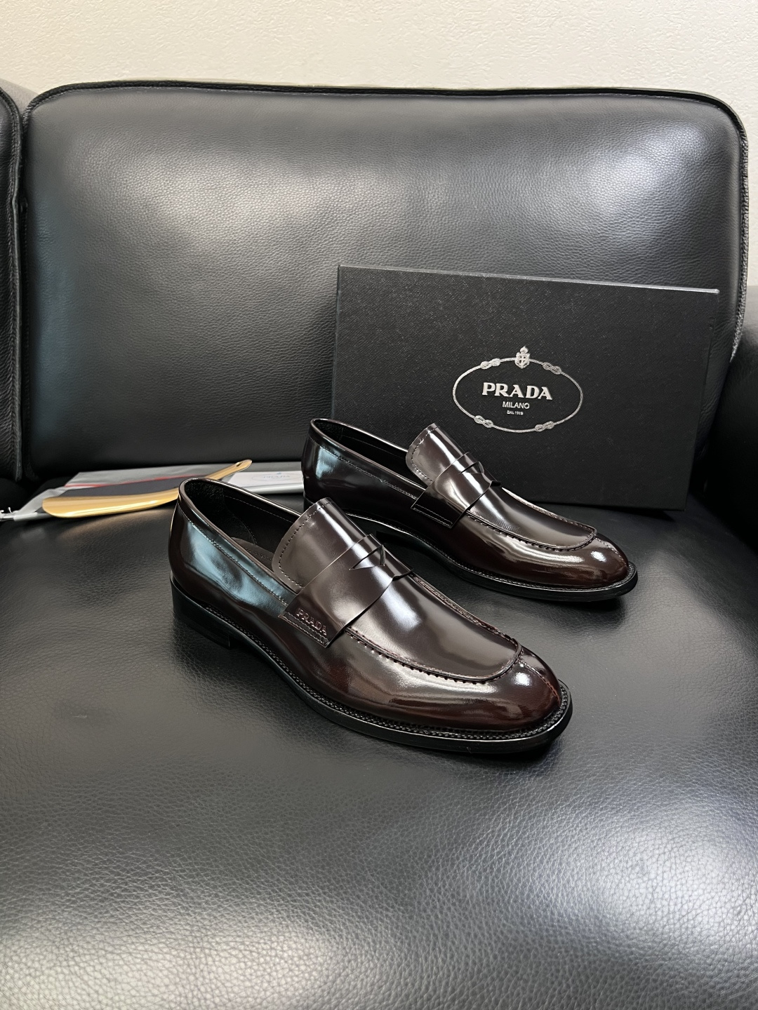 PRADA  高品质  顶级工艺品 普拉达 皮鞋专柜同步 原厂配置，意大利进口原版牛皮面料，透气舒适进口