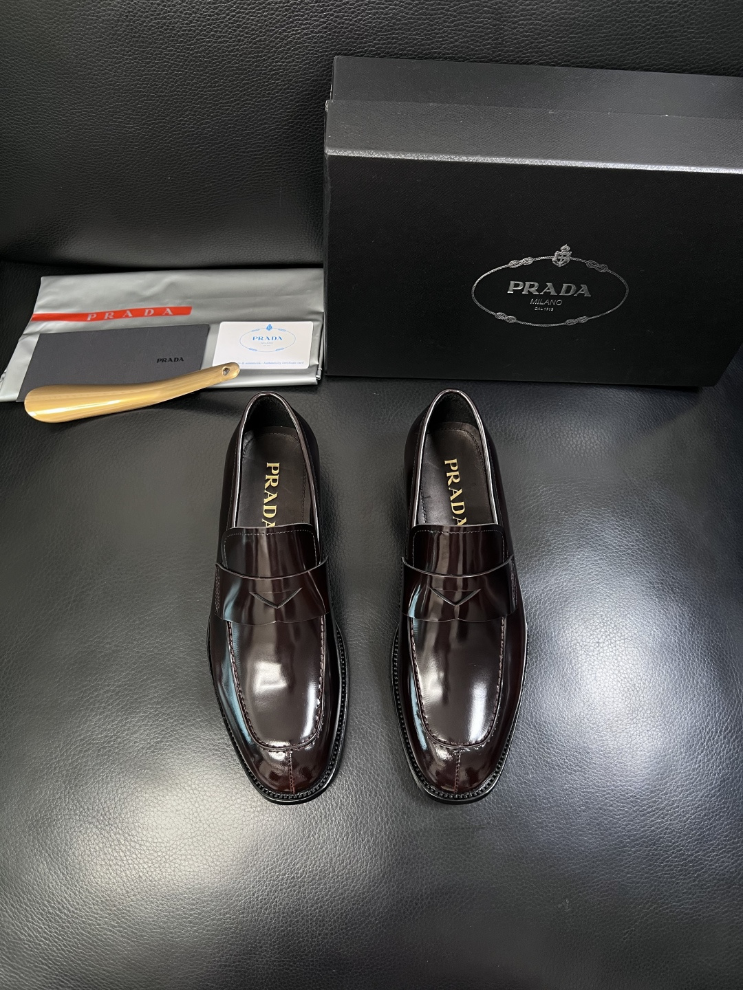 PRADA  高品质  顶级工艺品 普拉达 皮鞋专柜同步 原厂配置，意大利进口原版牛皮面料，透气舒适进口