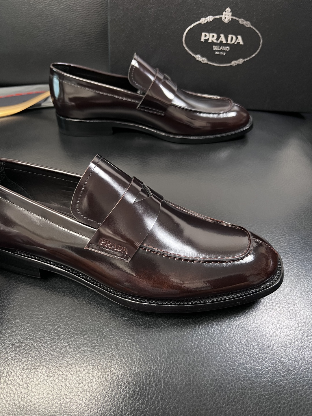 PRADA  高品质  顶级工艺品 普拉达 皮鞋专柜同步 原厂配置，意大利进口原版牛皮面料，透气舒适进口