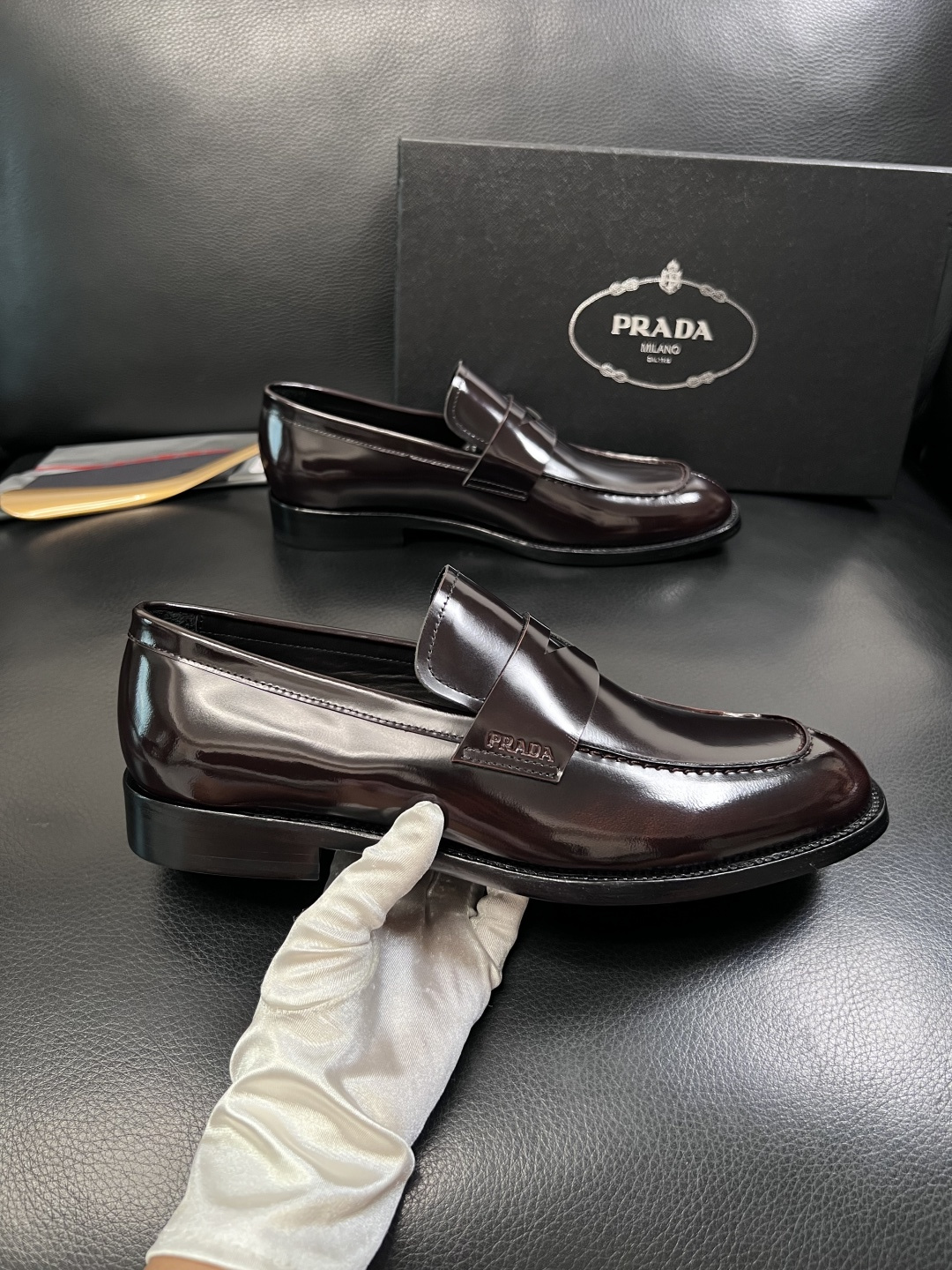 PRADA  高品质  顶级工艺品 普拉达 皮鞋专柜同步 原厂配置，意大利进口原版牛皮面料，透气舒适进口