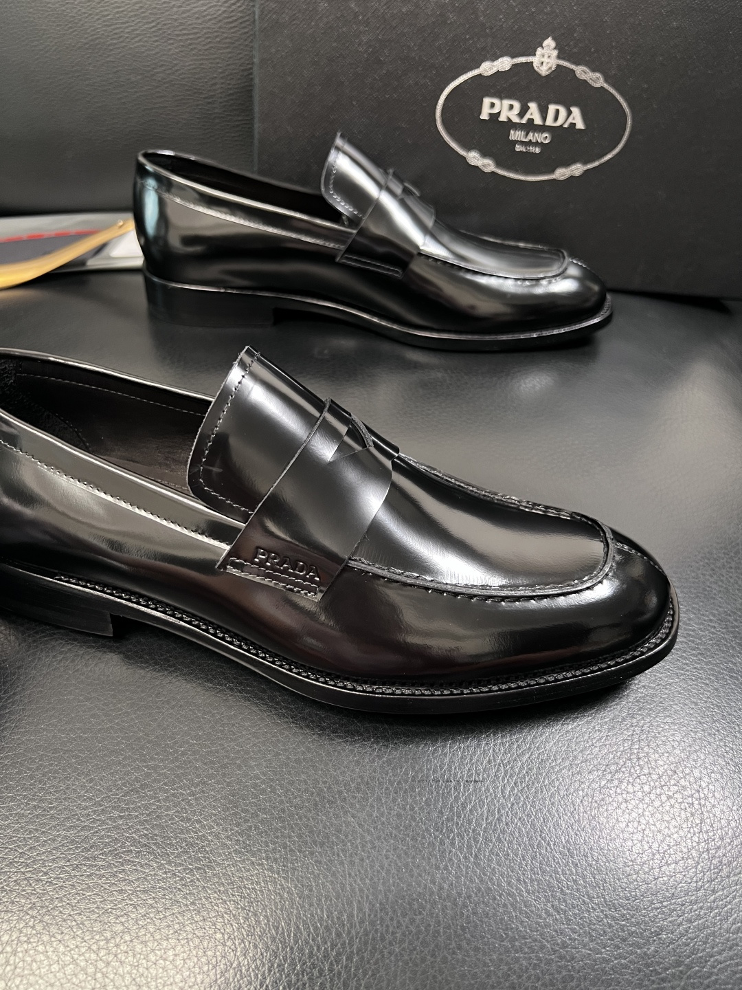 PRADA  高品质  顶级工艺品 普拉达 皮鞋专柜同步 原厂配置，意大利进口原版牛皮面料，透气舒适进口