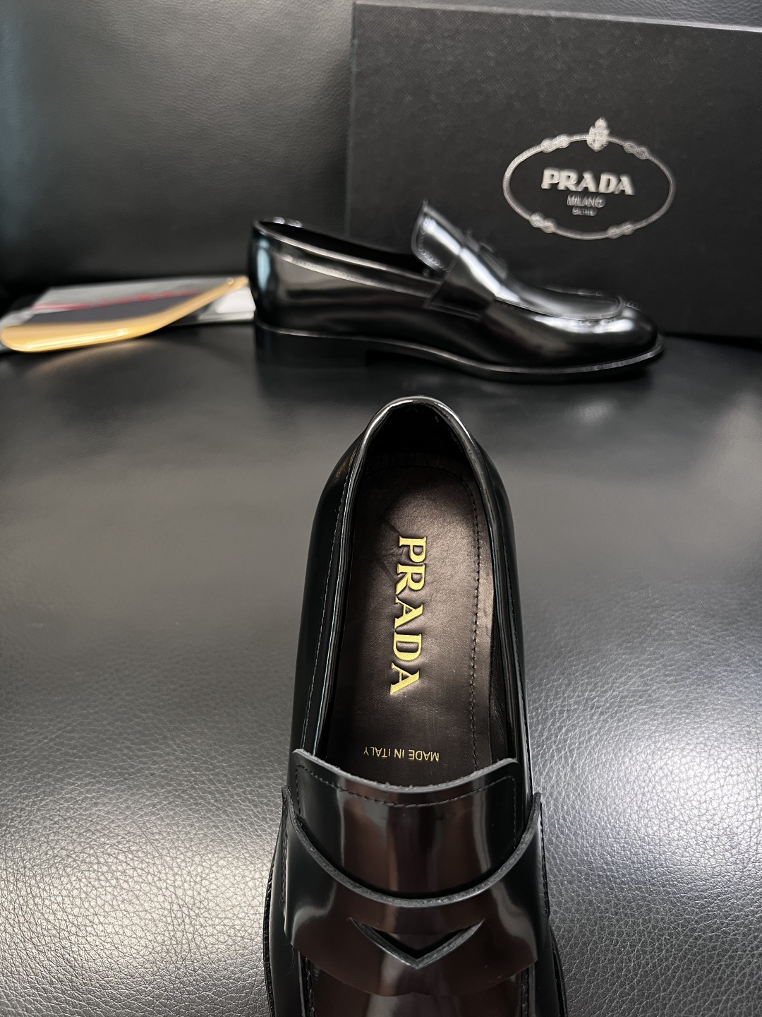 PRADA  高品质  顶级工艺品 普拉达 皮鞋专柜同步 原厂配置，意大利进口原版牛皮面料，透气舒适进口
