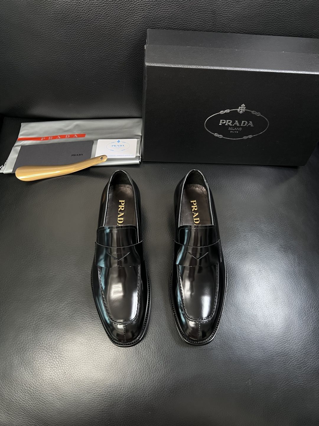 PRADA  高品质  顶级工艺品 普拉达 皮鞋专柜同步 原厂配置，意大利进口原版牛皮面料，透气舒适进口