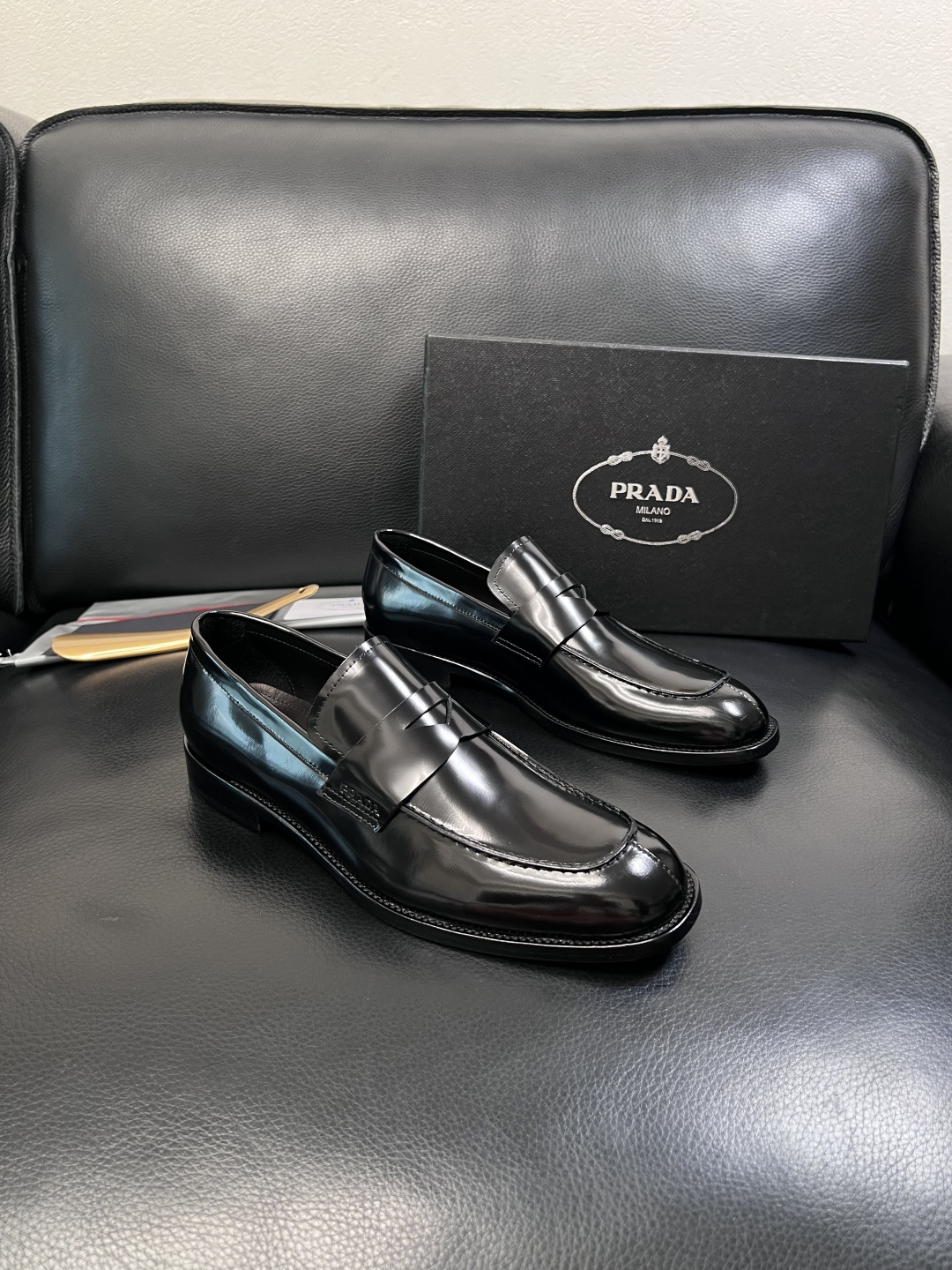 PRADA  高品质  顶级工艺品 普拉达 皮鞋专柜同步 原厂配置，意大利进口原版牛皮面料，透气舒适进口