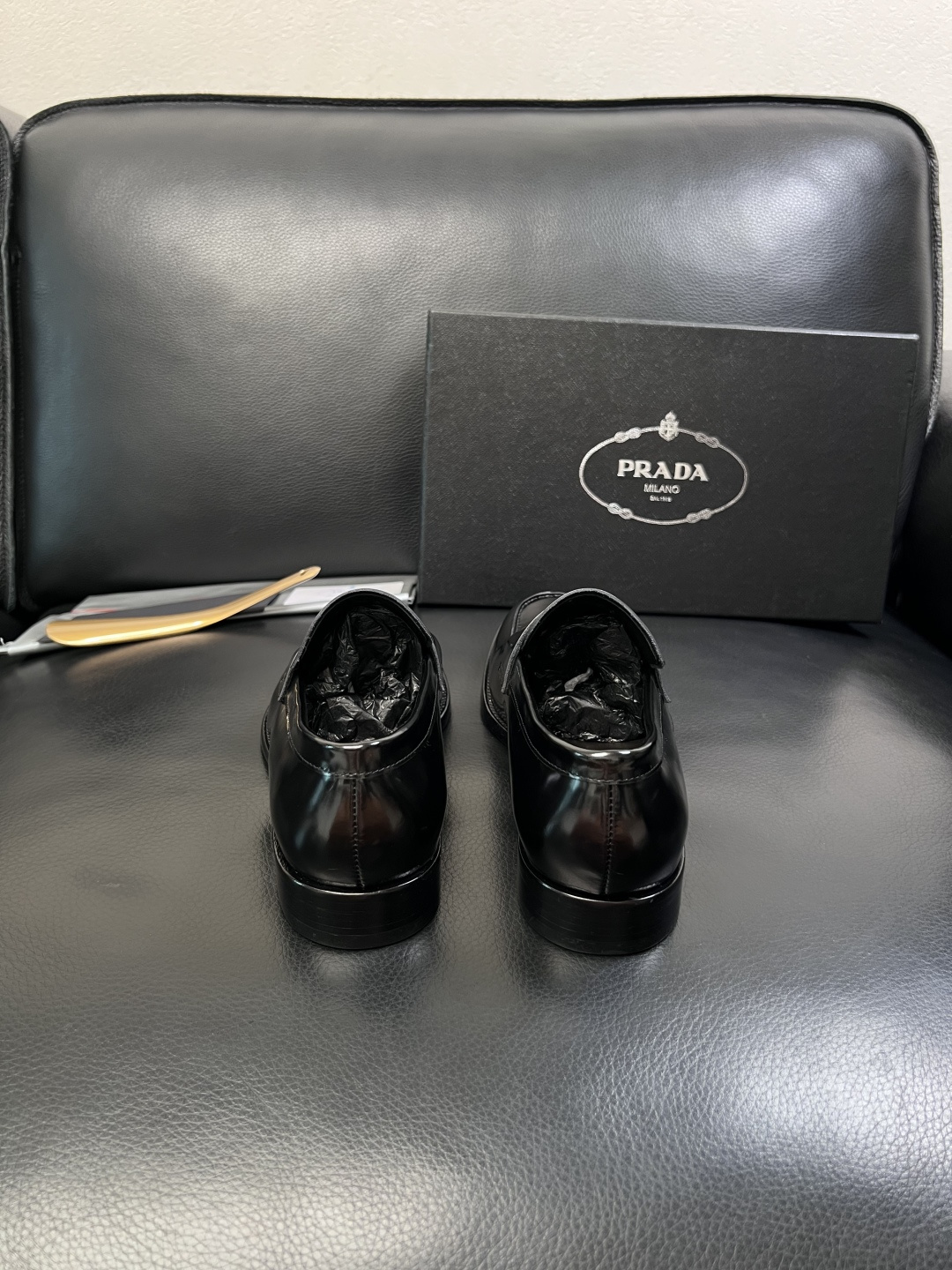 PRADA  高品质  顶级工艺品 普拉达 皮鞋专柜同步 原厂配置，意大利进口原版牛皮面料，透气舒适进口