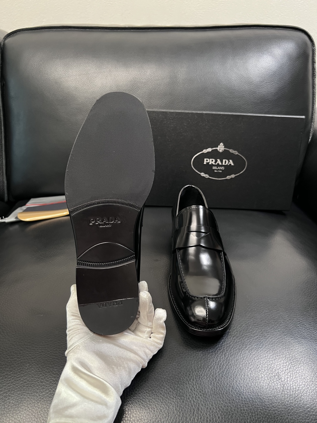 PRADA  高品质  顶级工艺品 普拉达 皮鞋专柜同步 原厂配置，意大利进口原版牛皮面料，透气舒适进口
