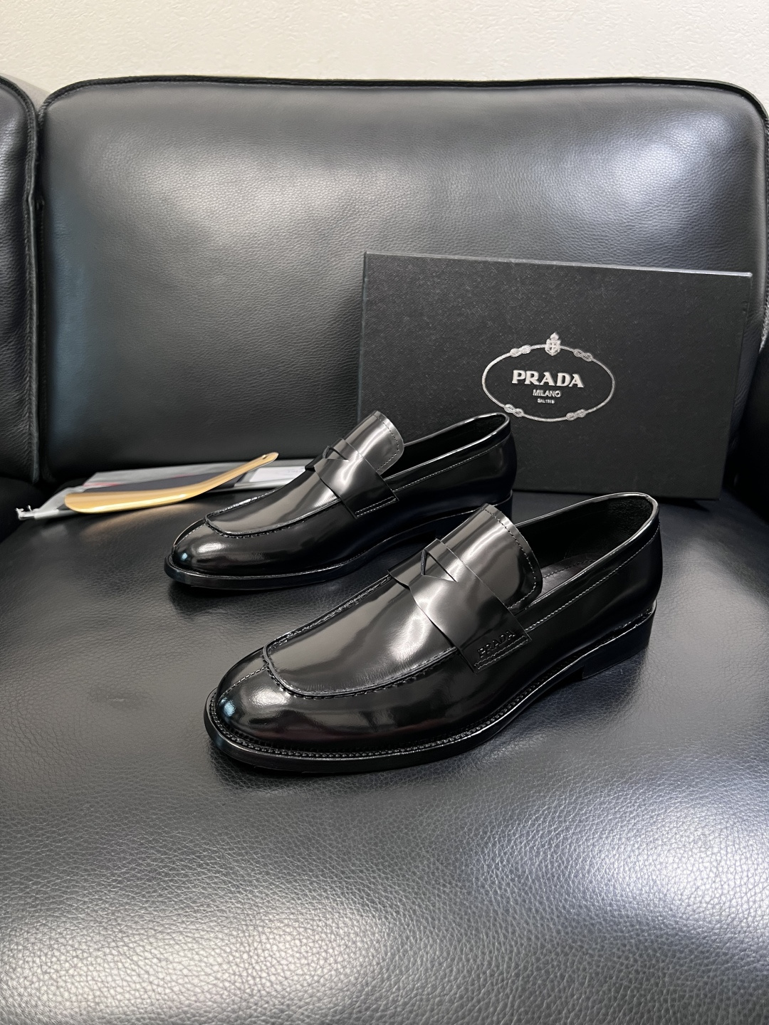 PRADA  高品质  顶级工艺品 普拉达 皮鞋专柜同步 原厂配置，意大利进口原版牛皮面料，透气舒适进口