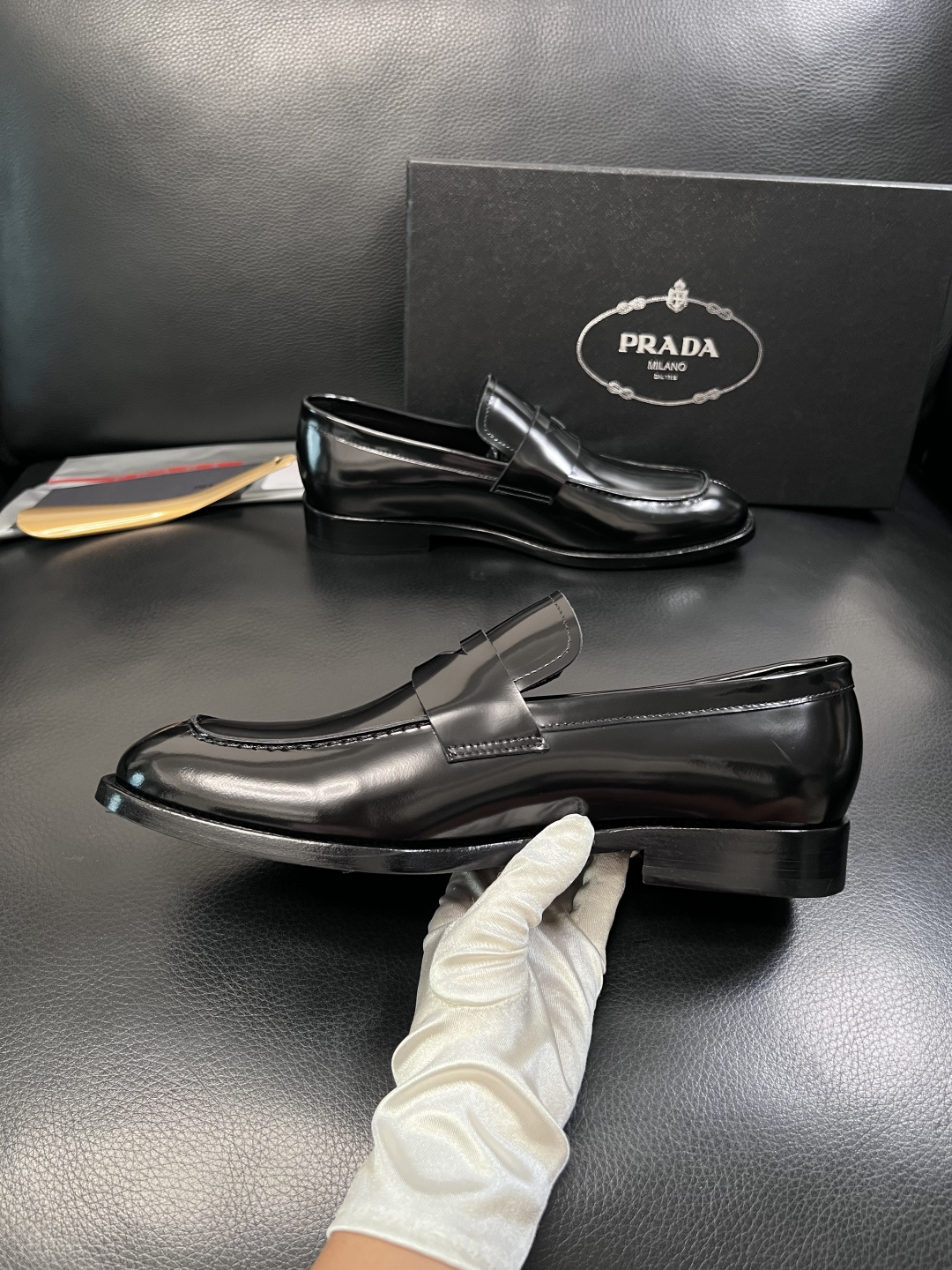 PRADA  高品质  顶级工艺品 普拉达 皮鞋专柜同步 原厂配置，意大利进口原版牛皮面料，透气舒适进口