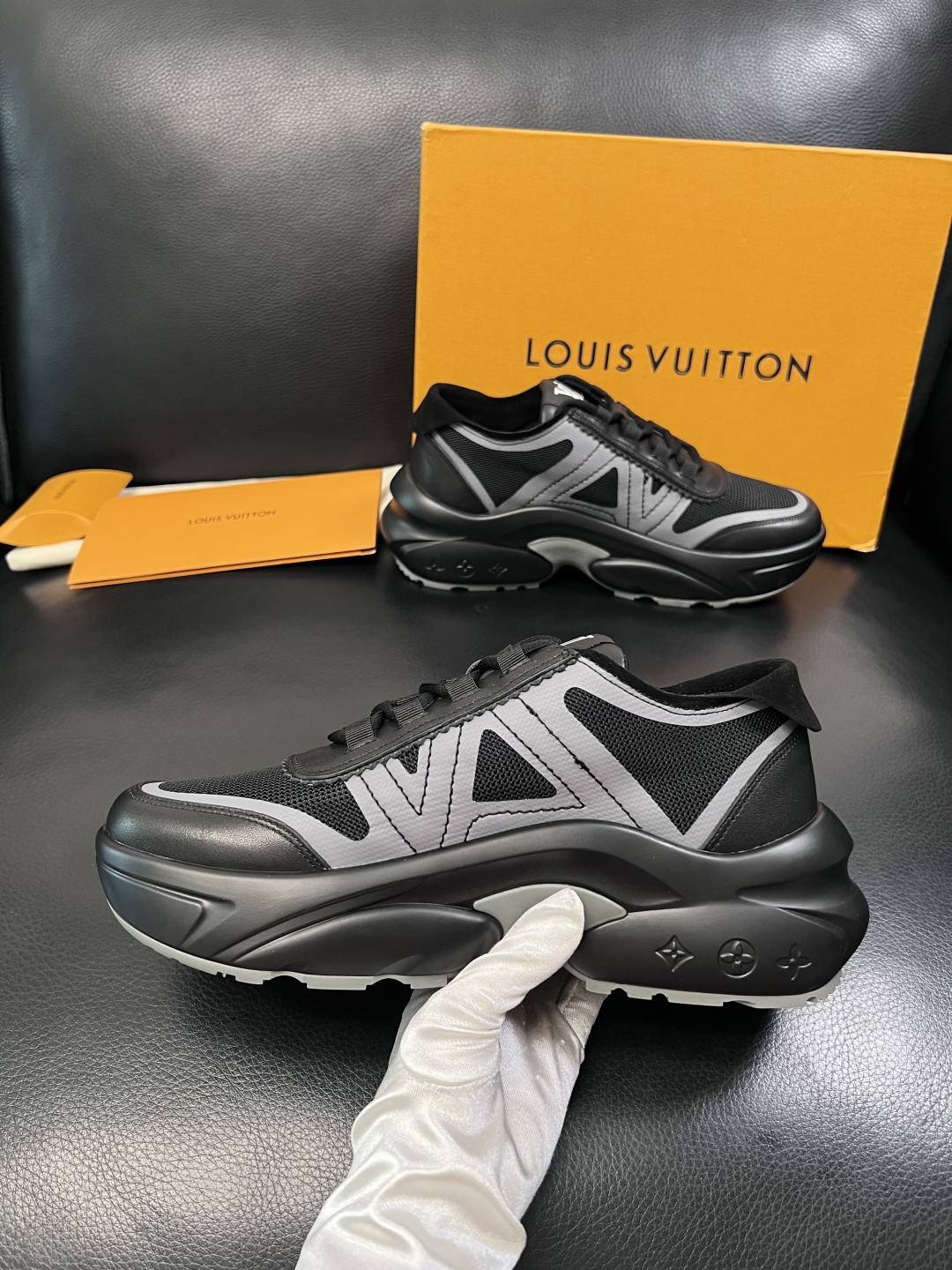 Lv  高品质  顶级工艺品  路易威登，运动板鞋专柜同步，鞋面意大利进口牛皮拼网面料，高品质拼接缤纷色