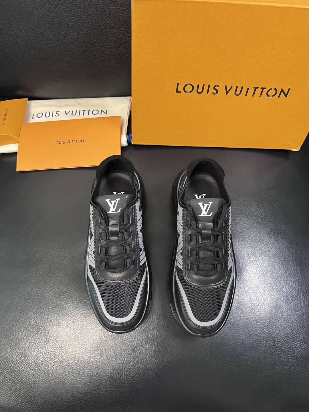 Lv  高品质  顶级工艺品  路易威登，运动板鞋专柜同步，鞋面意大利进口牛皮拼网面料，高品质拼接缤纷色