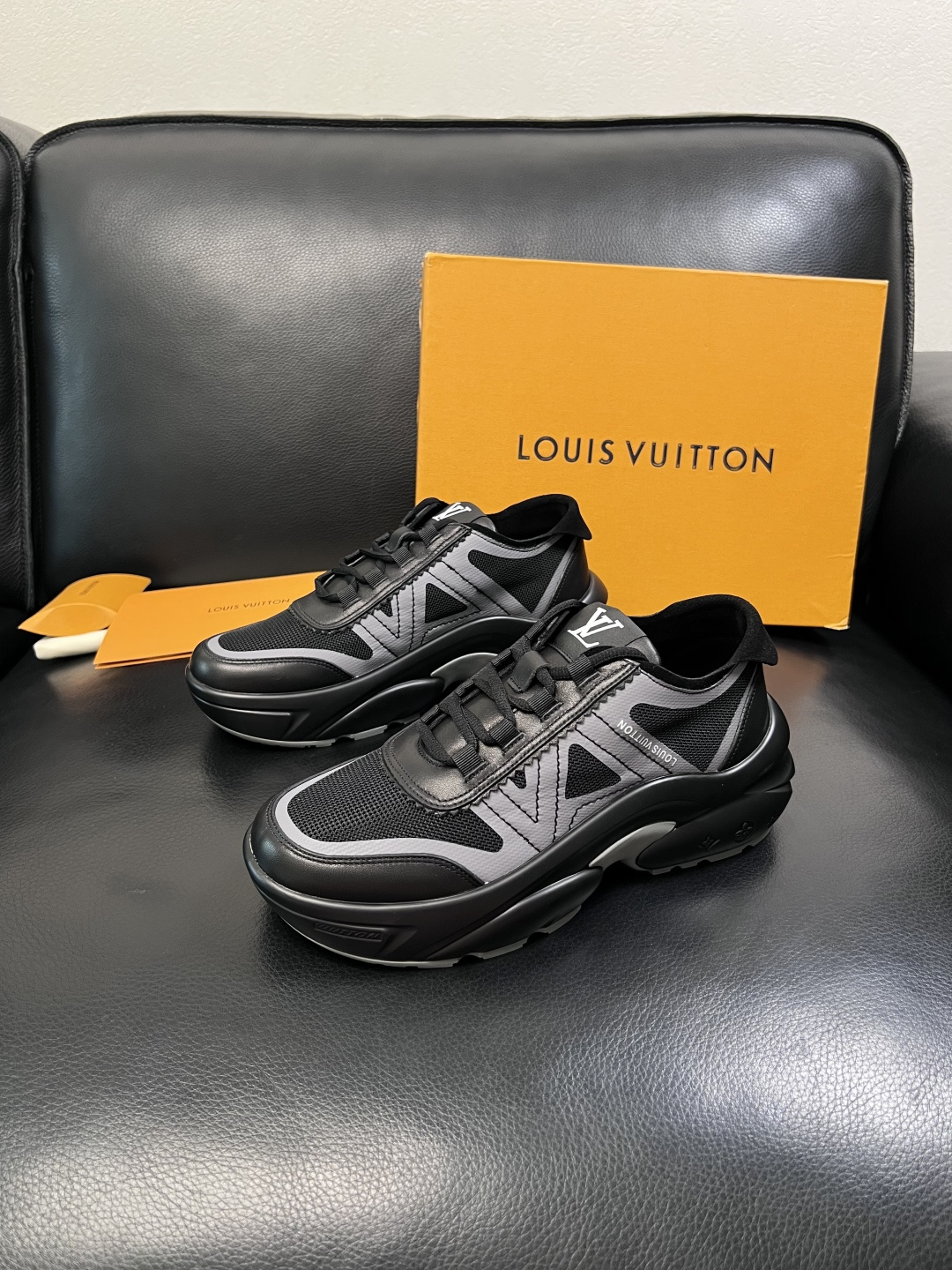 Lv  高品质  顶级工艺品  路易威登，运动板鞋专柜同步，鞋面意大利进口牛皮拼网面料，高品质拼接缤纷色