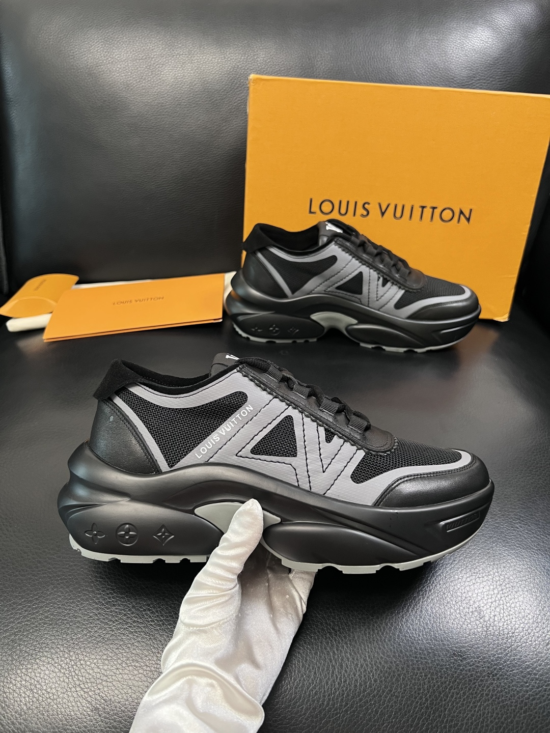 Lv  高品质  顶级工艺品  路易威登，运动板鞋专柜同步，鞋面意大利进口牛皮拼网面料，高品质拼接缤纷色