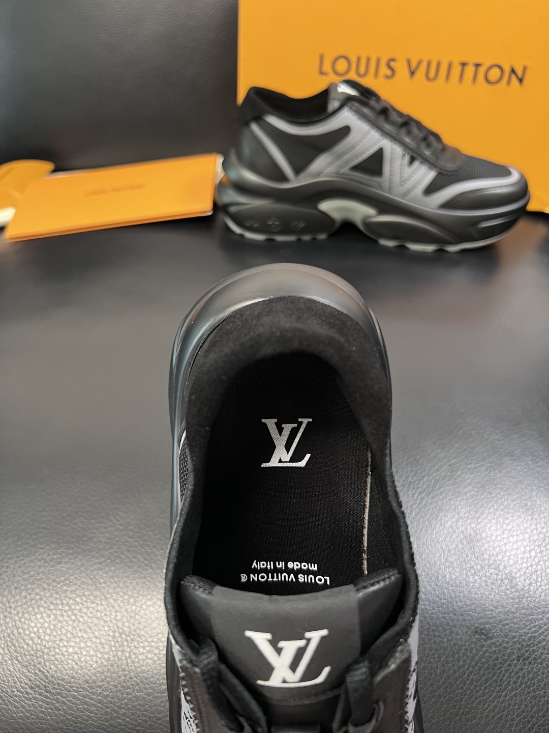 Lv  高品质  顶级工艺品  路易威登，运动板鞋专柜同步，鞋面意大利进口牛皮拼网面料，高品质拼接缤纷色