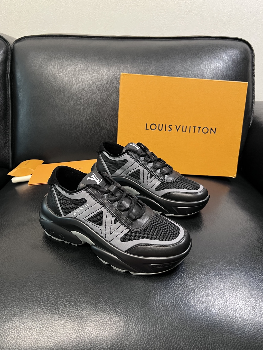 Lv  高品质  顶级工艺品  路易威登，运动板鞋专柜同步，鞋面意大利进口牛皮拼网面料，高品质拼接缤纷色