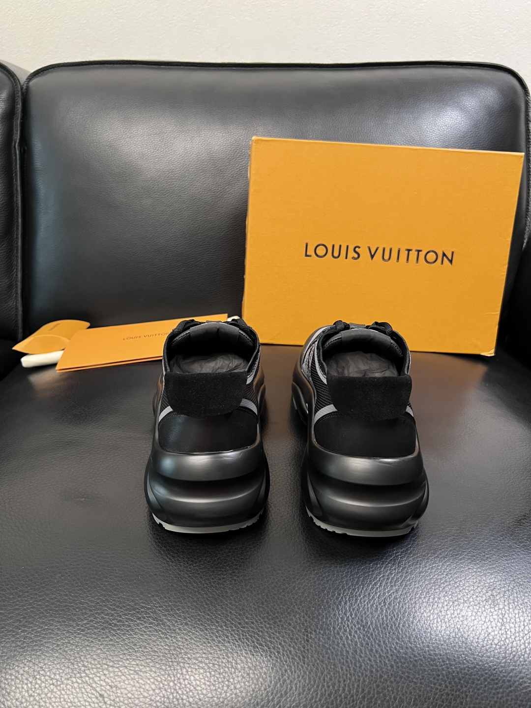 Lv  高品质  顶级工艺品  路易威登，运动板鞋专柜同步，鞋面意大利进口牛皮拼网面料，高品质拼接缤纷色