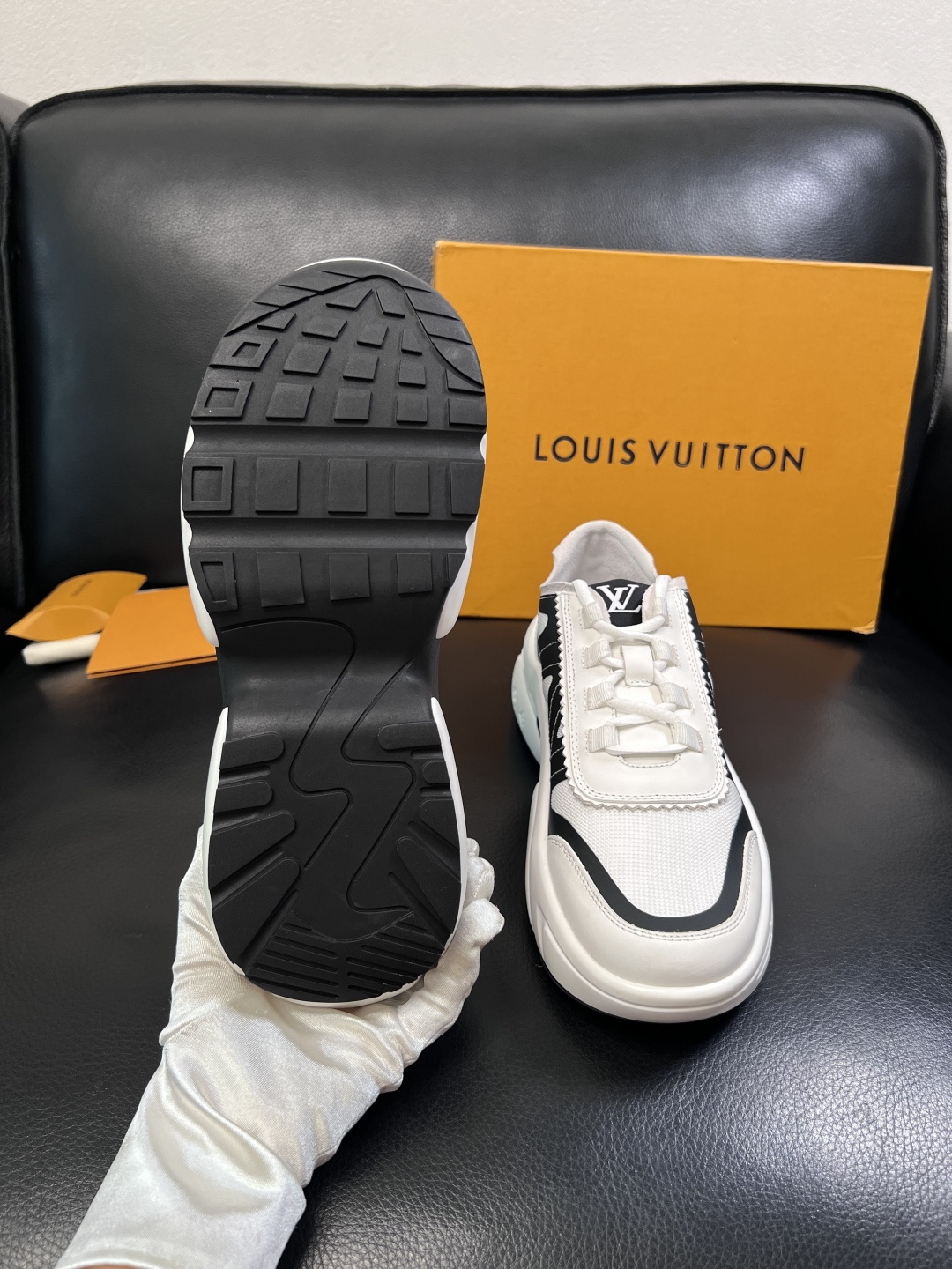 Lv  高品质  顶级工艺品  路易威登，运动板鞋专柜同步，鞋面意大利进口牛皮拼网面料，高品质拼接缤纷色