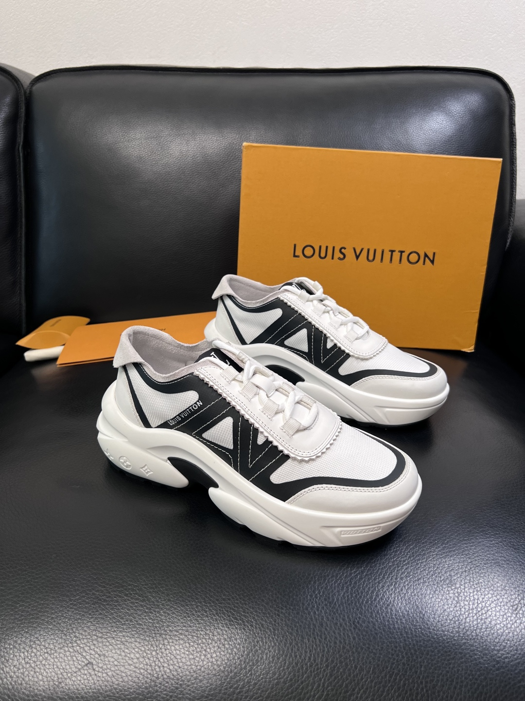 Lv  高品质  顶级工艺品  路易威登，运动板鞋专柜同步，鞋面意大利进口牛皮拼网面料，高品质拼接缤纷色