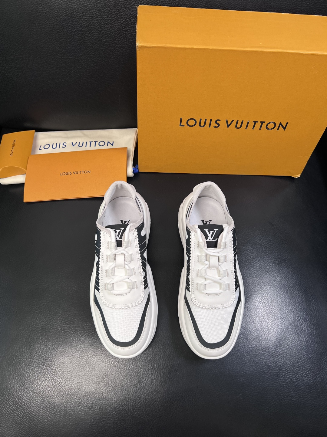 Lv  高品质  顶级工艺品  路易威登，运动板鞋专柜同步，鞋面意大利进口牛皮拼网面料，高品质拼接缤纷色