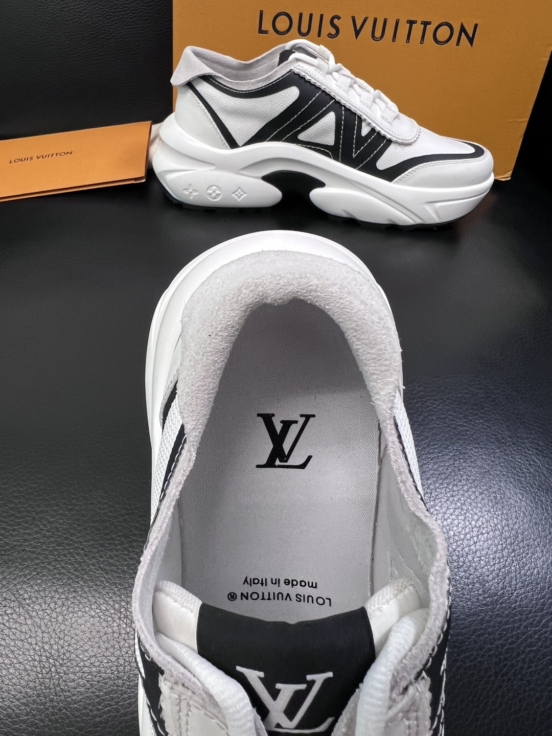 Lv  高品质  顶级工艺品  路易威登，运动板鞋专柜同步，鞋面意大利进口牛皮拼网面料，高品质拼接缤纷色