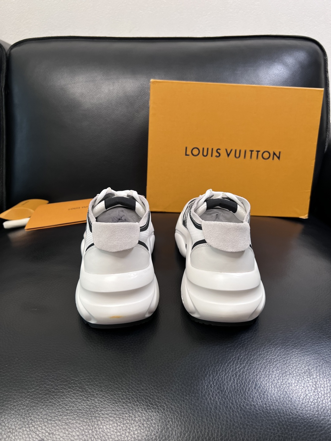 Lv  高品质  顶级工艺品  路易威登，运动板鞋专柜同步，鞋面意大利进口牛皮拼网面料，高品质拼接缤纷色