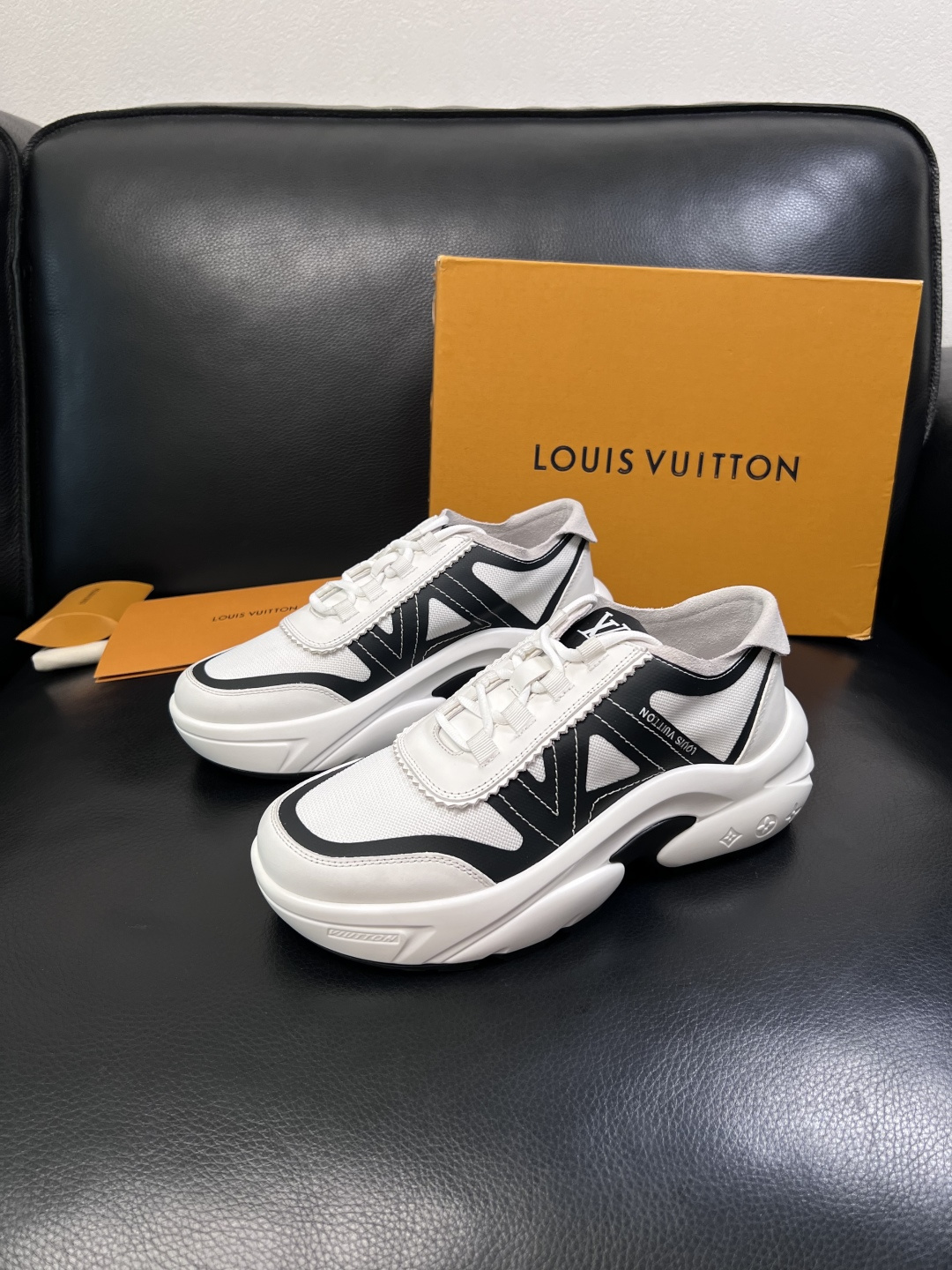 Lv  高品质  顶级工艺品  路易威登，运动板鞋专柜同步，鞋面意大利进口牛皮拼网面料，高品质拼接缤纷色