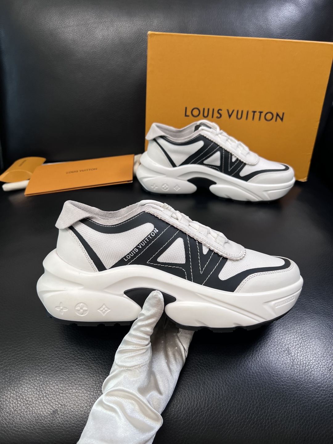 Lv  高品质  顶级工艺品  路易威登，运动板鞋专柜同步，鞋面意大利进口牛皮拼网面料，高品质拼接缤纷色