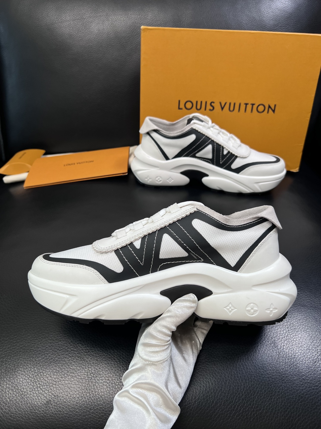 Lv  高品质  顶级工艺品  路易威登，运动板鞋专柜同步，鞋面意大利进口牛皮拼网面料，高品质拼接缤纷色