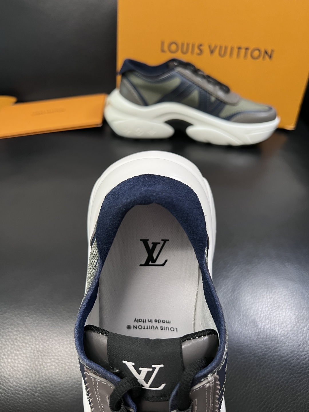 Lv  高品质  顶级工艺品  路易威登，运动板鞋专柜同步，鞋面意大利进口牛皮拼网面料，高品质拼接缤纷色