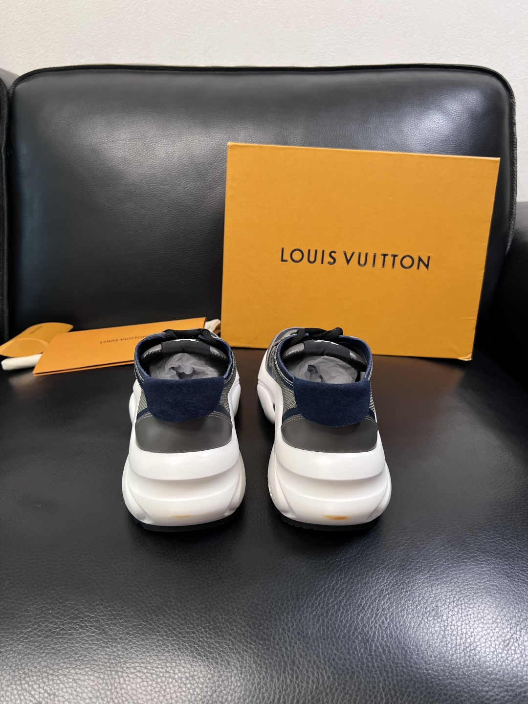 Lv  高品质  顶级工艺品  路易威登，运动板鞋专柜同步，鞋面意大利进口牛皮拼网面料，高品质拼接缤纷色