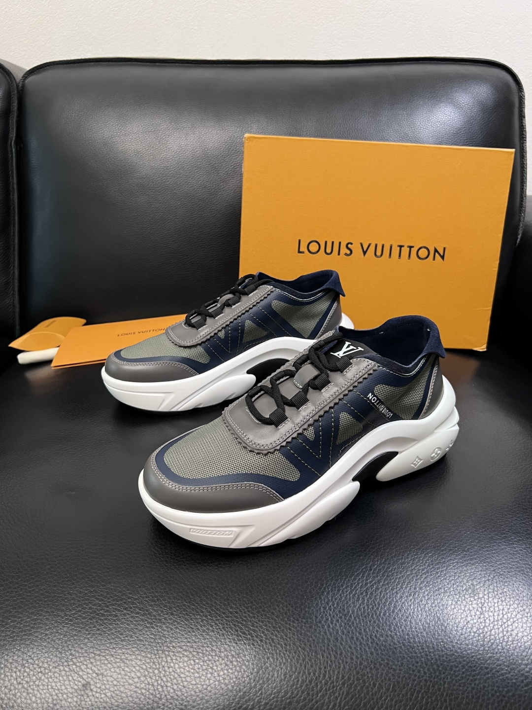 Lv  高品质  顶级工艺品  路易威登，运动板鞋专柜同步，鞋面意大利进口牛皮拼网面料，高品质拼接缤纷色