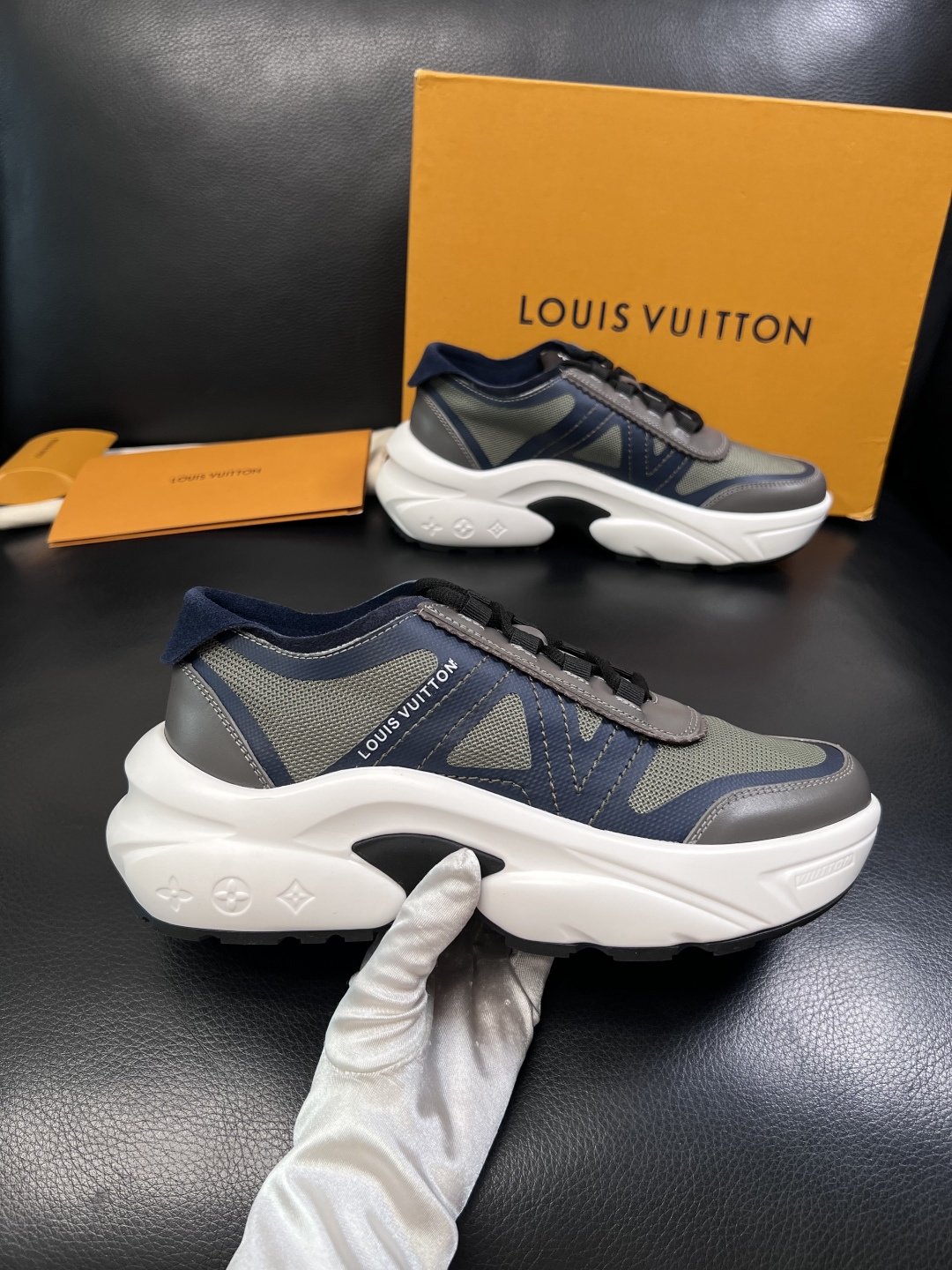 Lv  高品质  顶级工艺品  路易威登，运动板鞋专柜同步，鞋面意大利进口牛皮拼网面料，高品质拼接缤纷色
